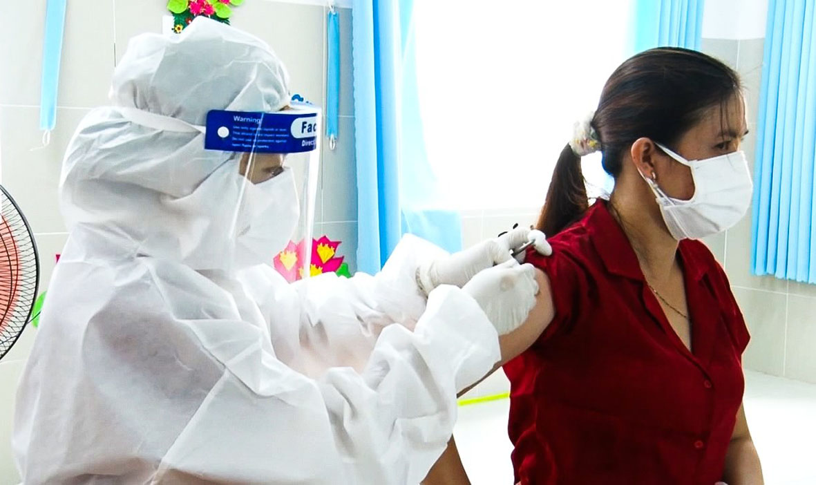 Nhân viên y tế tiêm vắc xin phòng COVID-19 cho người dân khu phố Hải Hà 1, TT. Long Hải, huyện Long Điền vào ngày 5/8.. Ảnh: ĐINH HÙNG