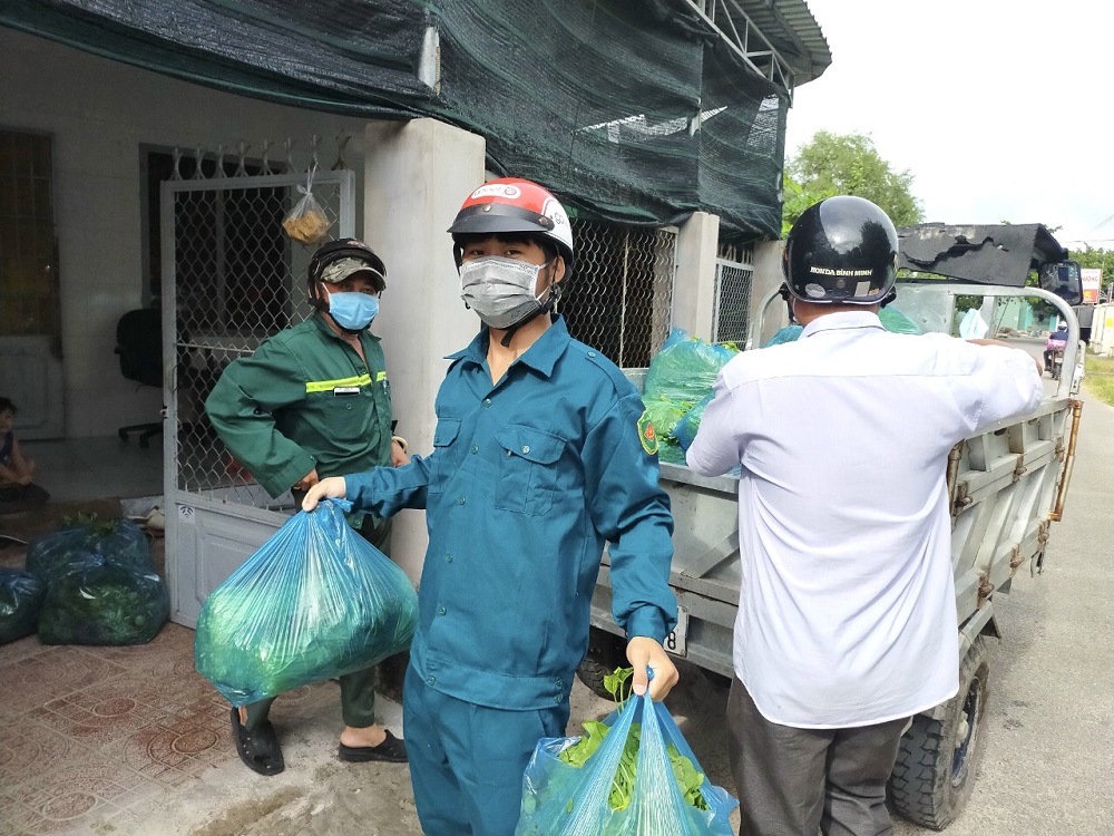 Rau xanh do ông Trần Xuân Bách và các mạnh thường quân ủng hộ được gửi tới người dân khó khăn tại xã Long Sơn, TP. Vũng Tàu.