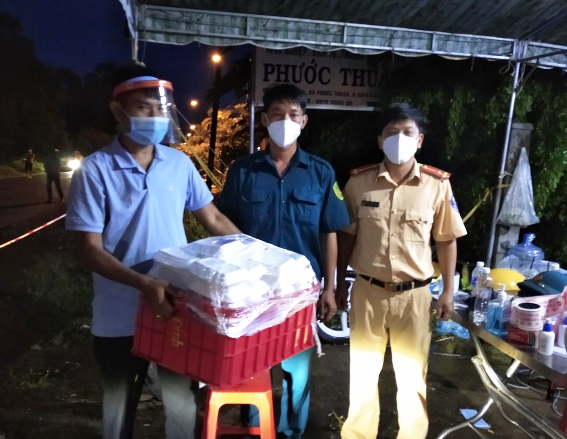 Các suất ăn khuya được vận chuyến đến cho lực lượng tuyến đầu phòng, chống dịch.