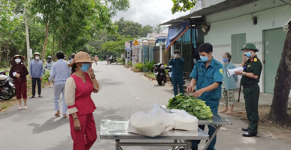 Ban CHQS TX. Phú Mỹ tặng quà cho công nhân ở các khu nhà trọ thuộc phường Tân Phước, TX. Phú Mỹ.