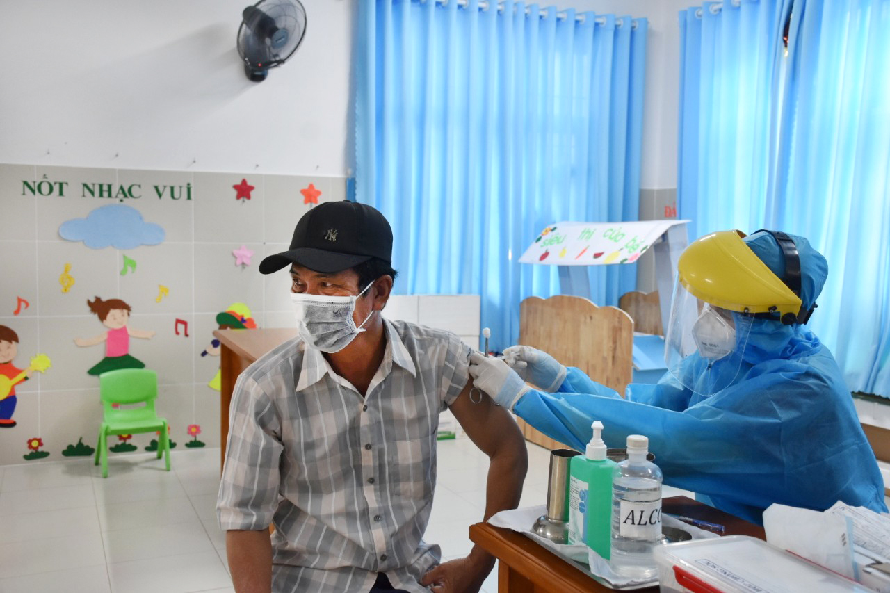 Nhân viên Trung tâm Y tế huyện Long Điền tiêm vắc xin cho người dân