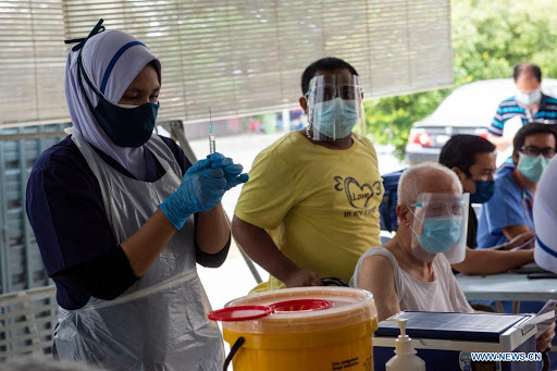Tiêm vắc xin ngừa COVID-19 tại Kuala Lumpur (Malaysia).