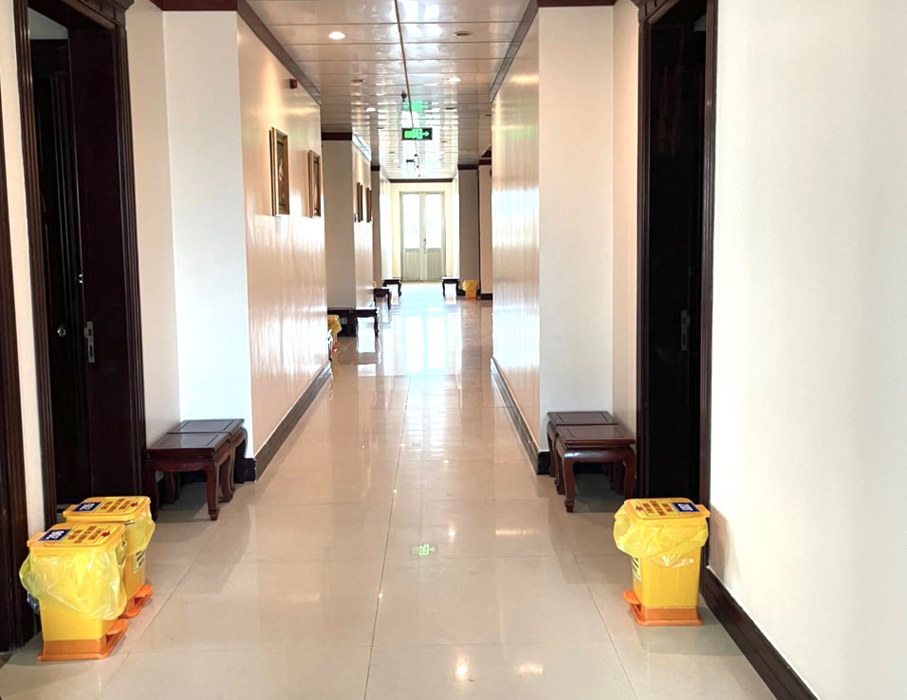 Thùng rác thải nguy hại được đặt trước các phòng của Khách sạn Cao Su.