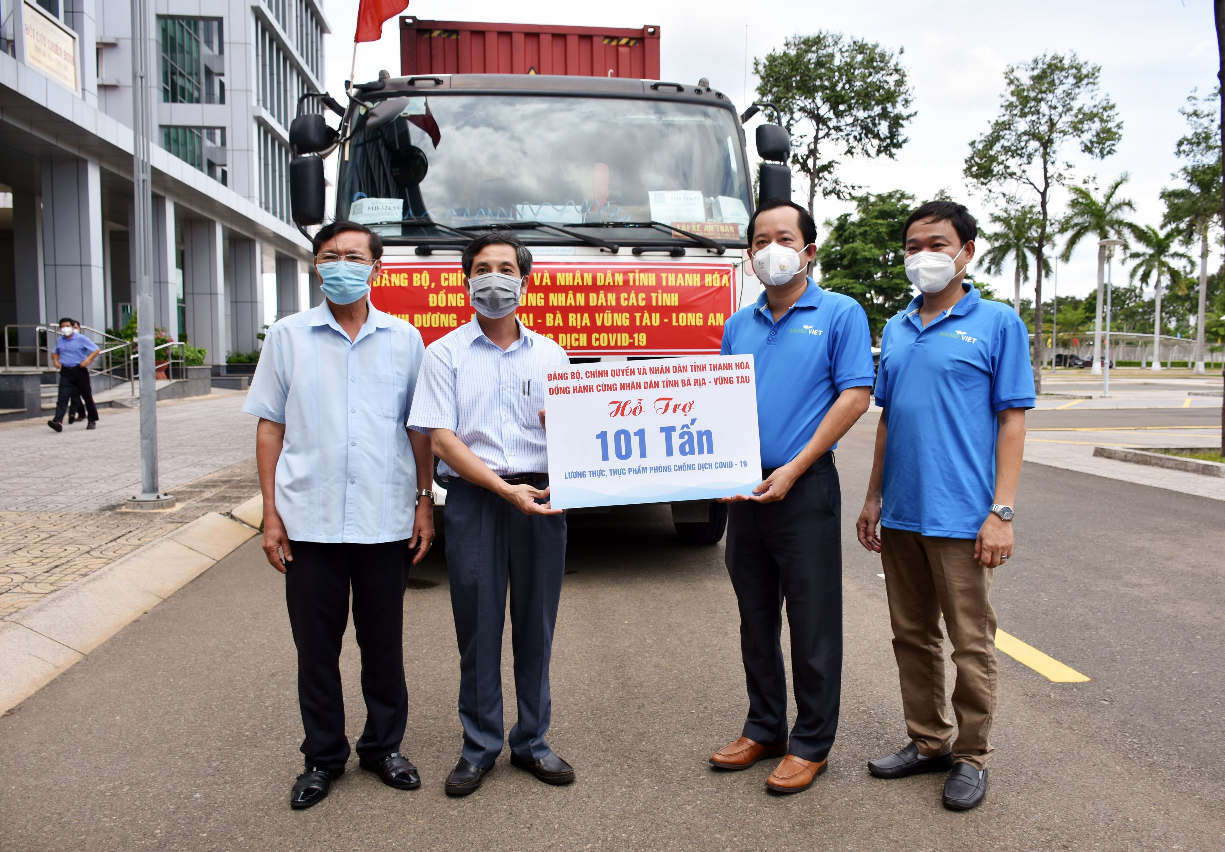 Ông Nguyễn Kế Toại (thứ 2 từ trái qua), Phó Chủ tịch UBMTTQ Việt Nam tỉnh thay mặt tỉnh tiếp nhận số hàng hóa do tỉnh Thanh Hóa hỗ trợ.