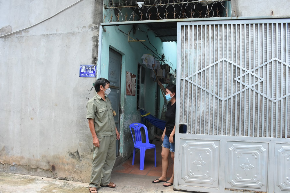 Ông Triệu Văn Thanh, Tổ trưởng dân phố Tổ 11, KP1, phường 11, TP. Vùng Tàu nhắc nhở người thuê trọ trong tổ chấp hành các biện pháp phòng, chống dịch bệnh.