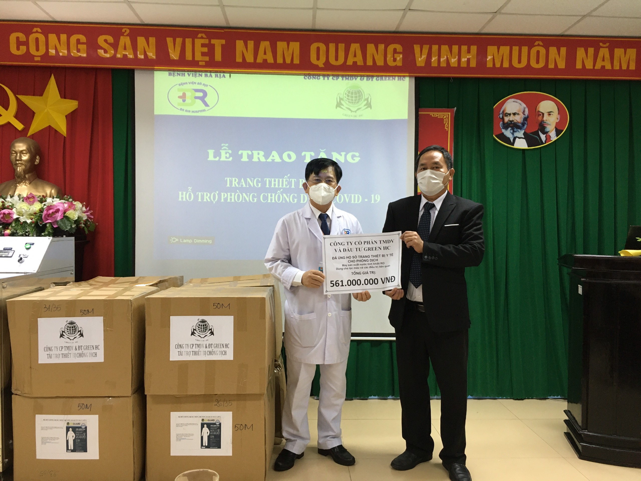 Ông Nguyễn Văn Hương (bìa trái), Giám đốc Bệnh viện Bà Rịa tiếp nhận trang thiết bị phòng, chống dịch COVID-19 từ Công ty CP TMDV-ĐT Green HC.