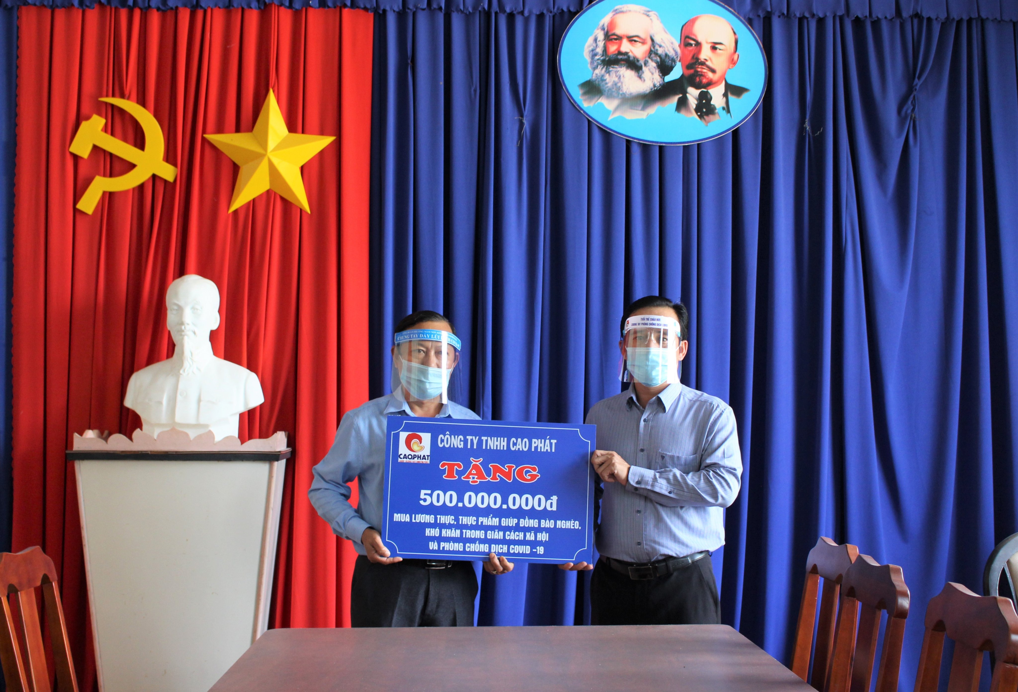 Đại diện Công ty TNHH Cao Phát trao 500 triệu đồng hỗ trợ lực lượng tuyến đầu trong công tác phòng, chống dịch COVID-19 trên địa bàn huyện Châu Đức.