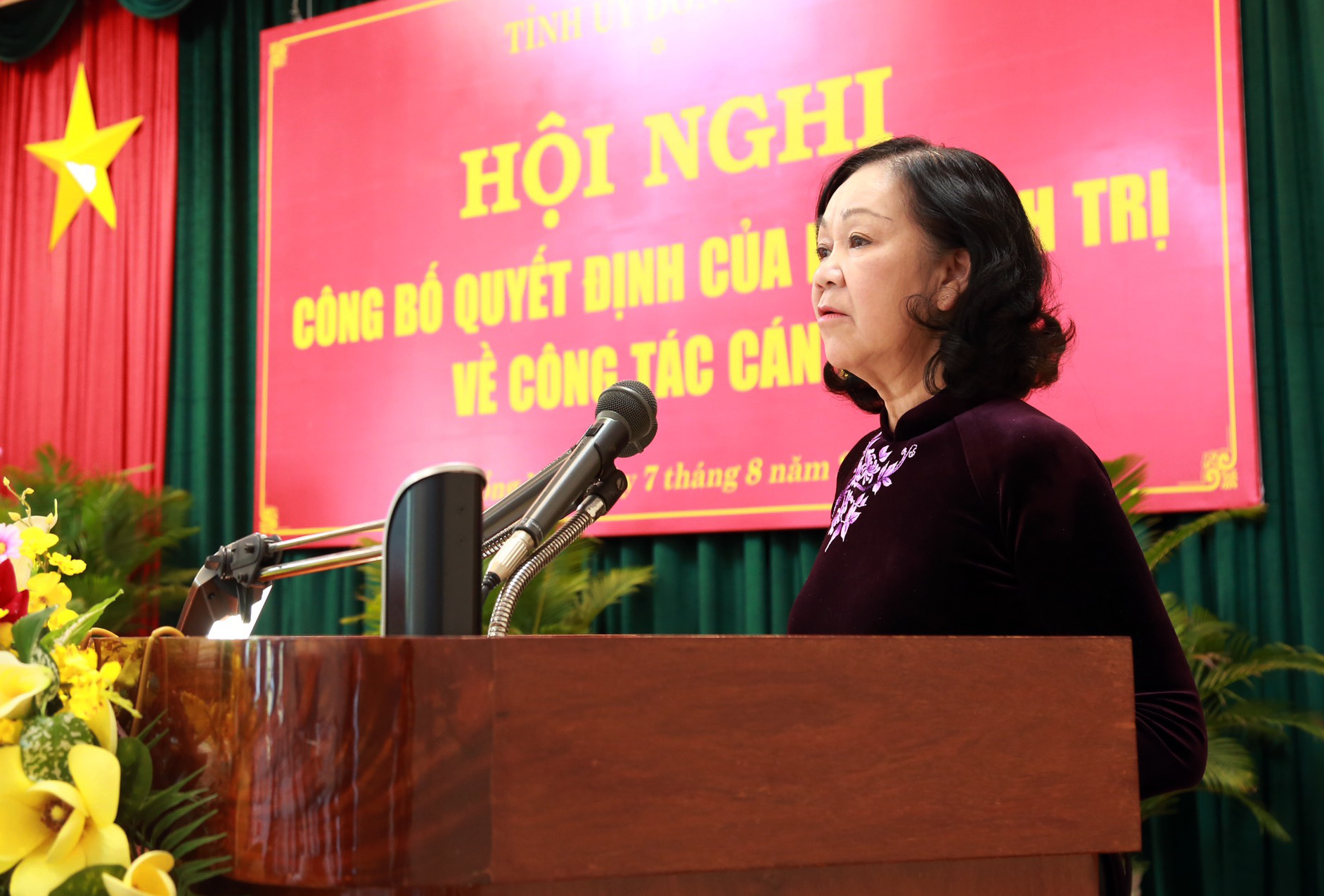Bà Trương Thị Mai, Ủy viên Bộ Chính trị, Bí thư Trung ương Đảng, Trưởng Ban Tổ chức Trung ương phát biểu giao nhiệm vụ cho ông Nguyễn Hồng Lĩnh.