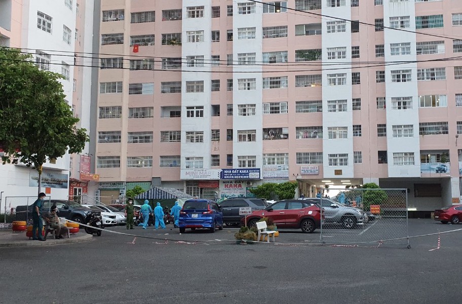 Khu vực 3 block chung cư A1, A2 và B chung cư Lakeside bị phong tỏa do liên quan đến ca tử vong nghi nhiễm COVID-19.