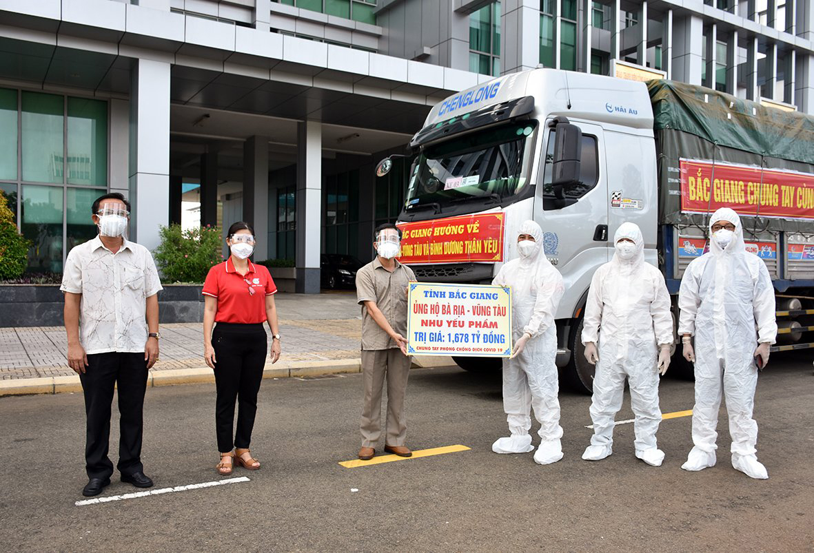 Ông Nguyễn Kế Toại (thứ ba từ trái qua), Phó Chủ tịch UBMTTQ Việt Nam tỉnh; ông Lê Hồng Ngọc (thứ nhất từ trái qua), Phó Chủ tịch UBMTTQ Việt Nam tỉnh và bà Lê Thị Kim Thu, Chủ tịch Hội LHPN Việt Nam tỉnh tiếp nhận nhận nhu yếu phẩm, vật tư y tế do tỉnh Bắc Giang hỗ trợ.
