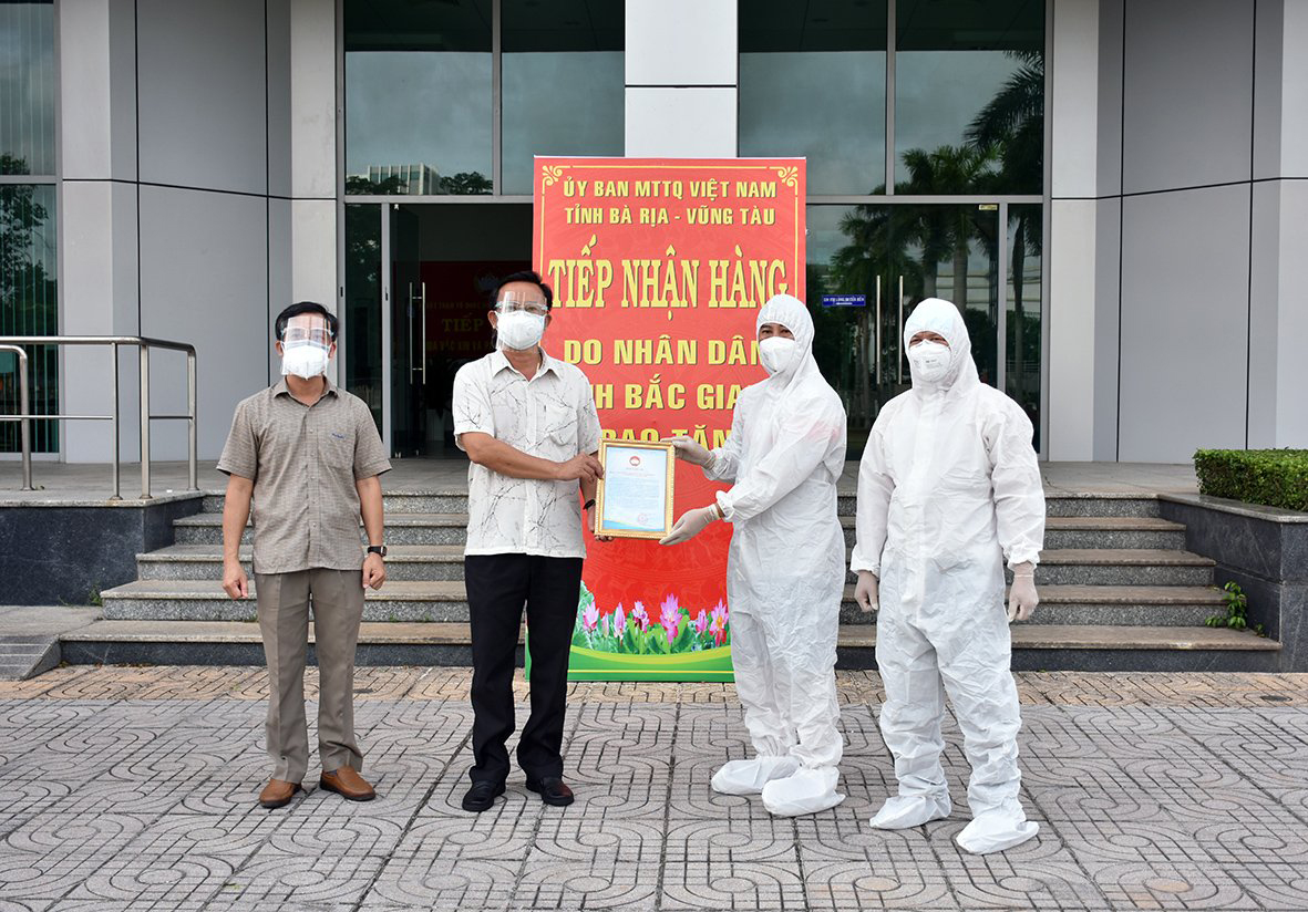 Lãnh đạo UBMTTQ Việt Nam tỉnh trao Thư cảm ơn Đảng bộ, chính quyền và nhân dân tỉnh Bắc Giang cho đại diện tỉnh Bắc Giang.