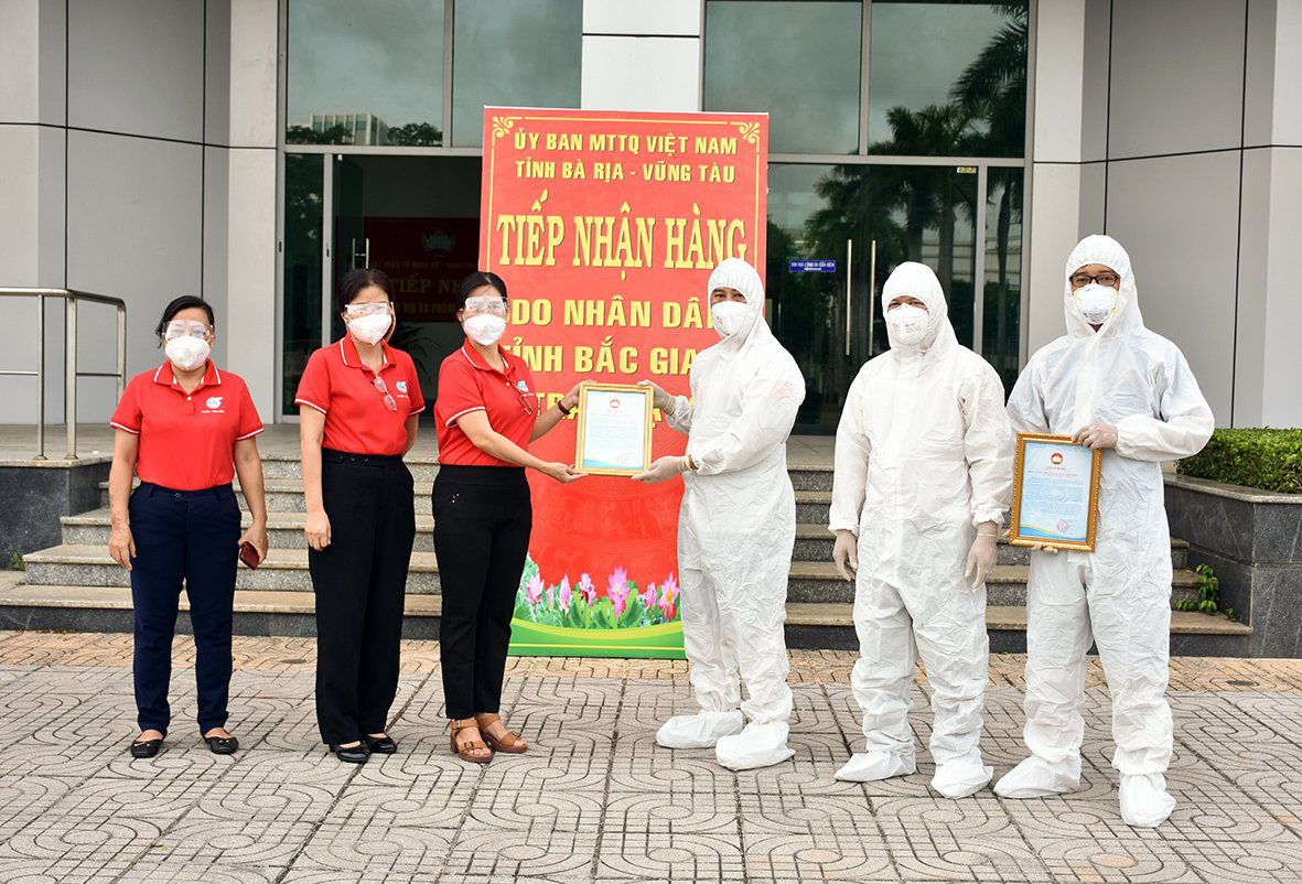 Lãnh đạo Hội LHPN Việt Nam tỉnh trao Thư cảm ơn Hội LHPN Việt Nam tỉnh Bắc Giang cho đại diện tỉnh Bắc Giang.