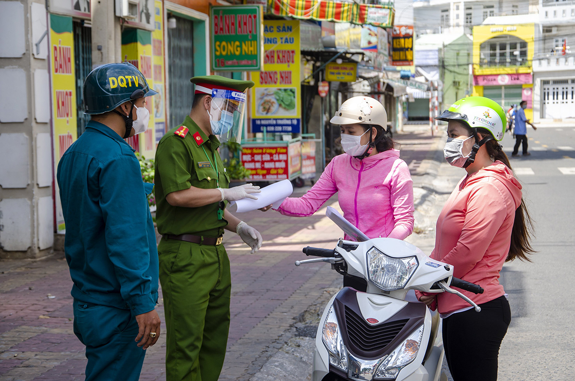 Các lực lượng công an, dân quân tự vệ thực hiện nhiệm vụ kiểm soát người và phương tiện ra vào khu vực vùng xanh trên tuyến đường Nguyễn Trường Tộ, phường 2, TP.Vũng Tàu.