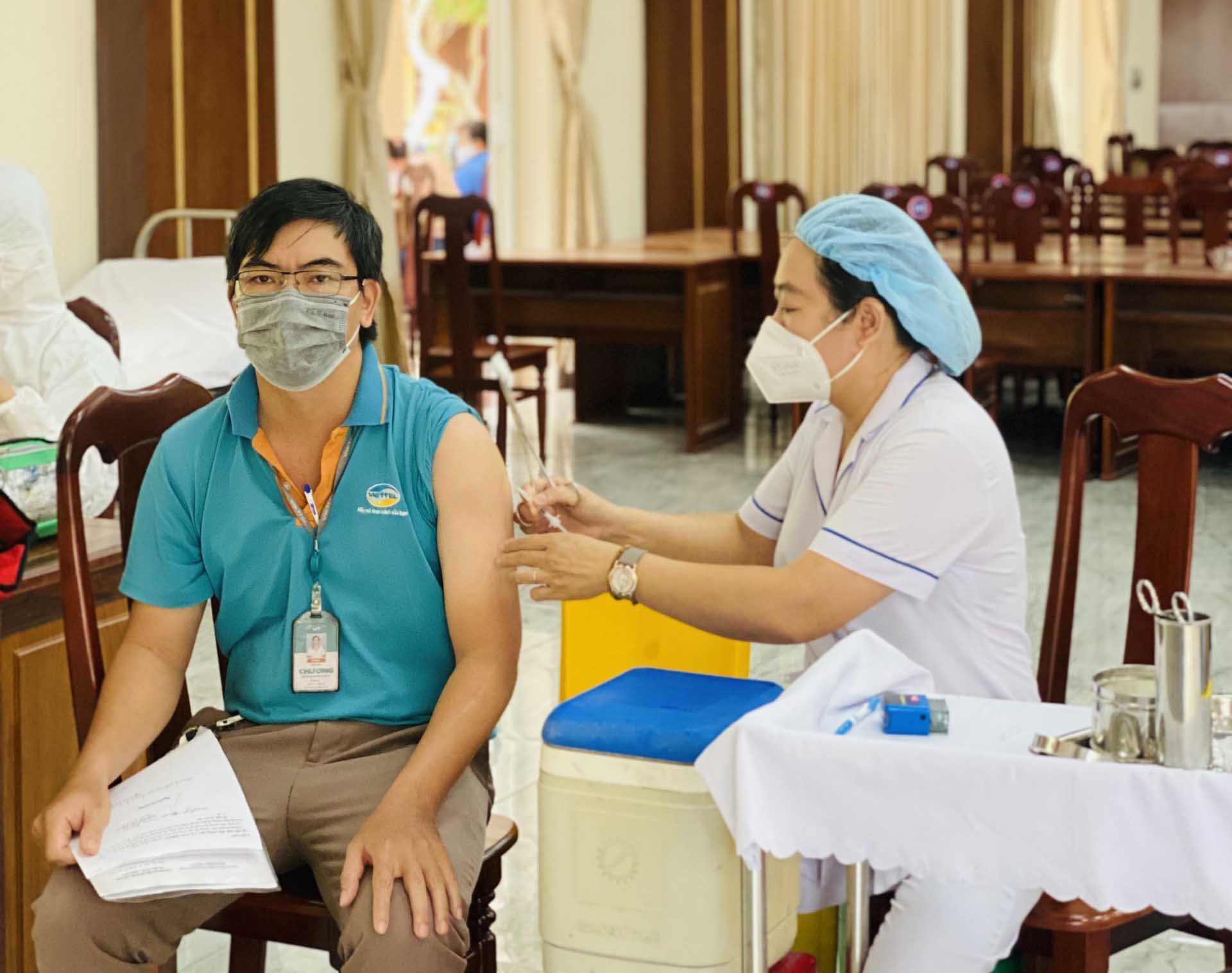 Một shipper của Viettel Post Chi nhánh Bà Rịa-Vũng Tàu được tiêm vắc xin phòng COVID-19.