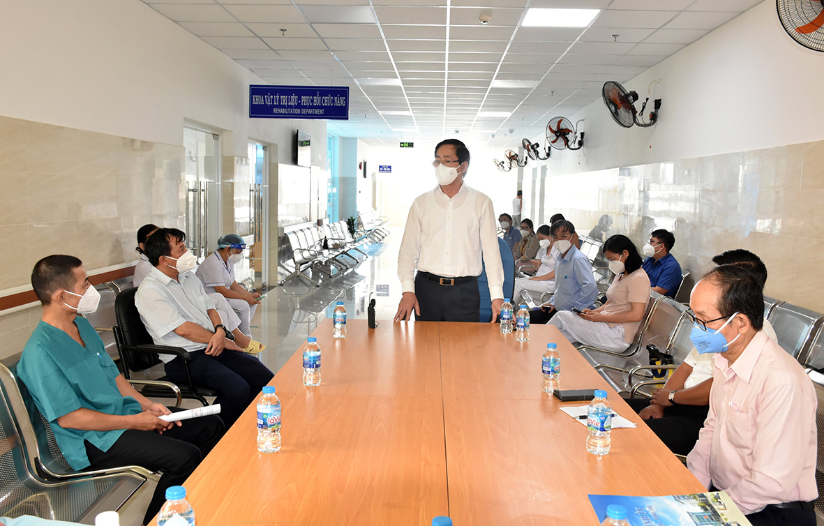 Ông Phạm Viết Thanh, Uỷ viên Trung ương Đảng, Bí thư Tỉnh ủy, Chủ tịch HĐND tỉnh ghi nhận, biểu dương những nỗ lực của Bệnh viện Vũng Tàu và các cơ sở điều trị bệnh nhân COVID-19 trên địa bàn tỉnh.