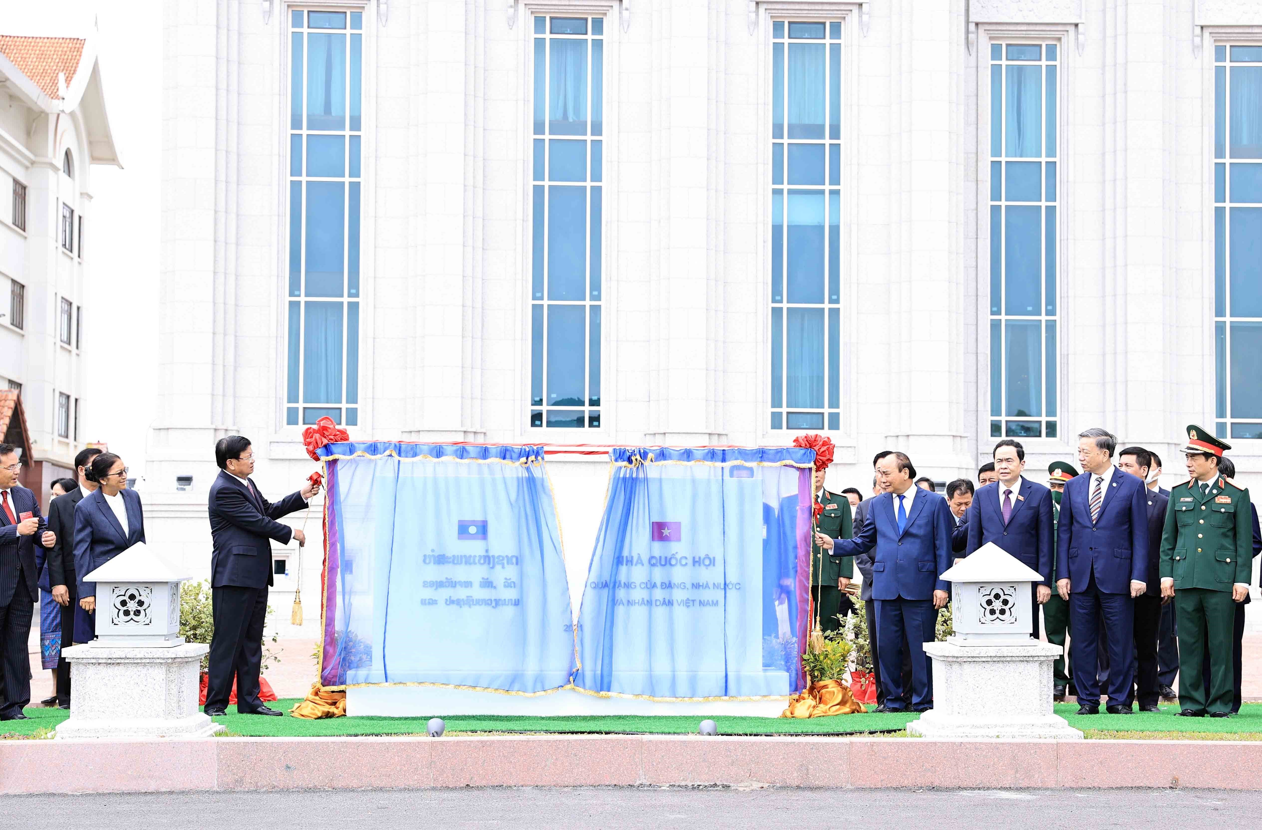 Chủ tịch nước Nguyễn Xuân Phúc; Tổng Bí thư, Chủ tịch nước Lào Thongloun Sisoulithc  thực hiện nghi thức khánh thành và bàn giao công trình Nhà Quốc hội Lào. Ảnh: THỐNG NHẤT