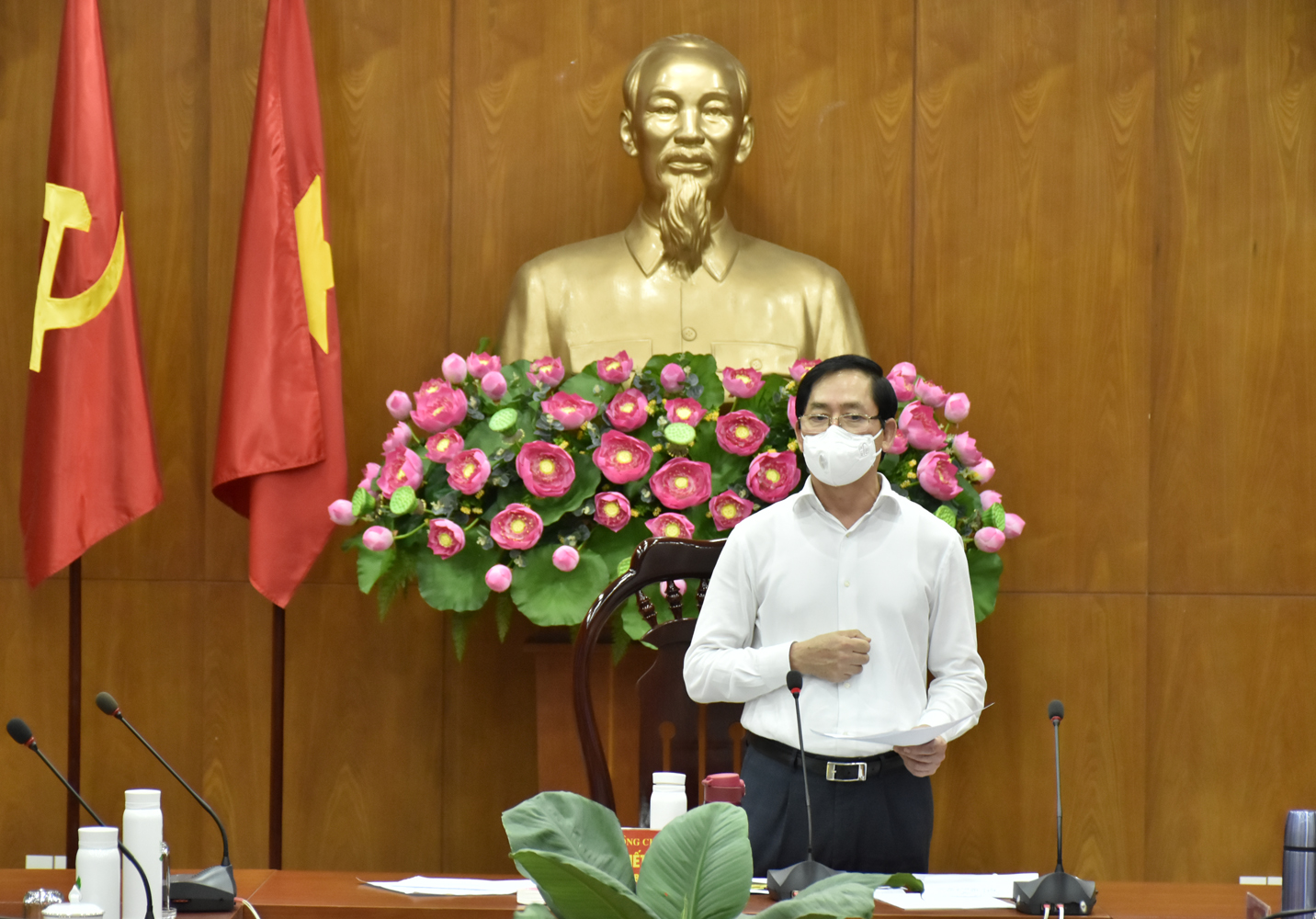 Ông Phạm Viết Thanh, Ủy viên Trung ương Đảng, Bí thư Tỉnh ủy, Chủ tịch HĐND tỉnh chủ trì cuộc họp giao ban trực tuyến về công tác phòng, chống dịch COVID-19.