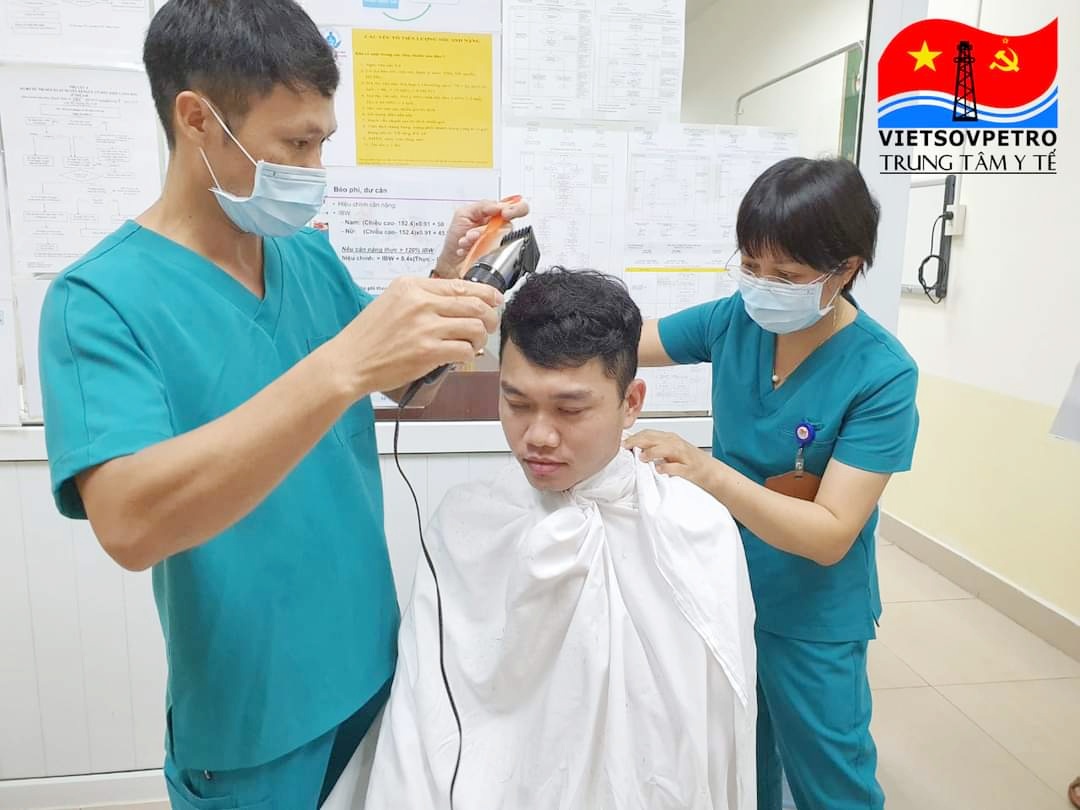 Đội tình nguyện viên được đồng nghiệp cắt gọn mái móc trước khi xuất quân hỗ trợ công tác phòng, chống dịch của tỉnh BR-VT.