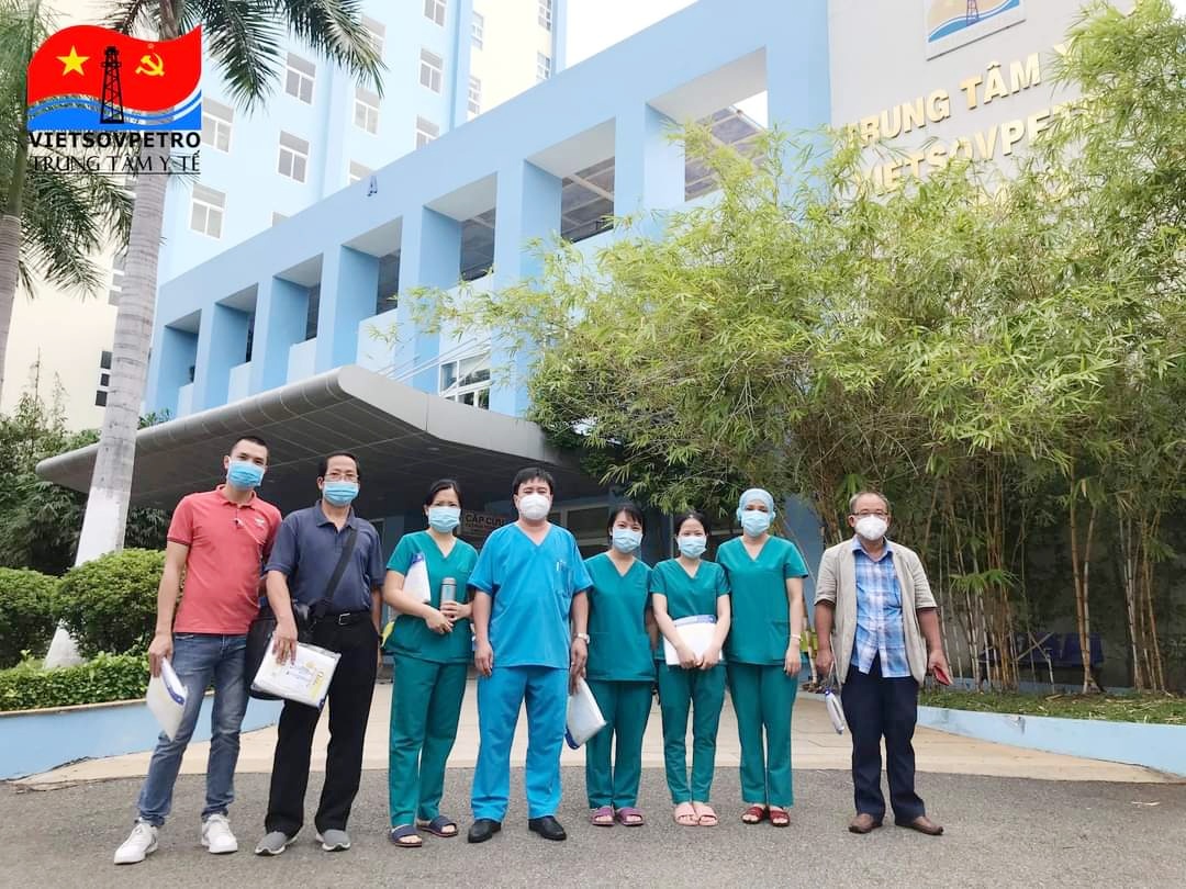 Đoàn y, bác sĩ Trung tâm Y tế Vietsovpetro trước giờ xuất phát.