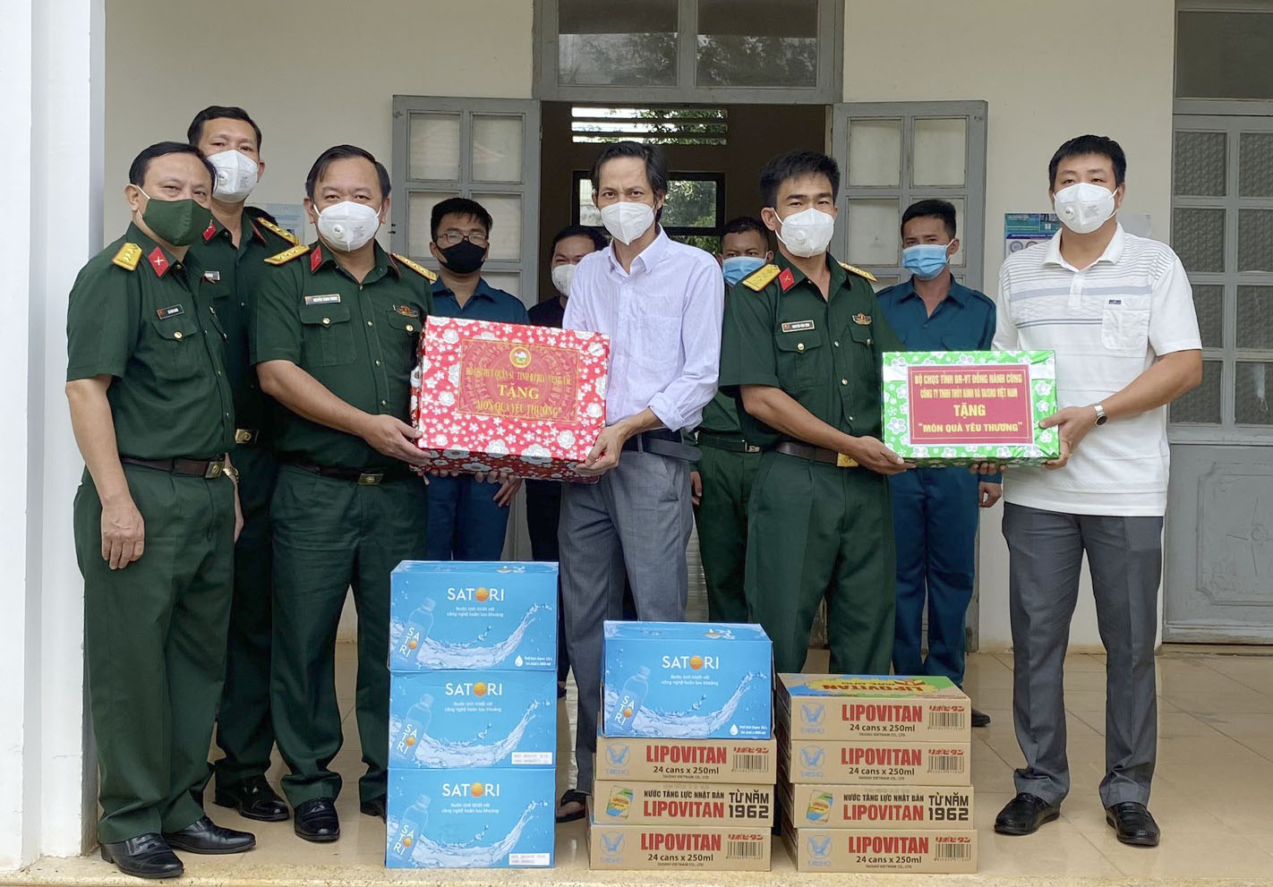 Thượng tá Nguyễn Thành Trung, Chính ủy Bộ CHQS tỉnh BR-VT (thứ ba từ trái sang), tặng quà cho cán bộ, chiến sĩ tại khu cách ly Trung đoàn 201 - Sư đoàn 302 (TX. Phú Mỹ).
