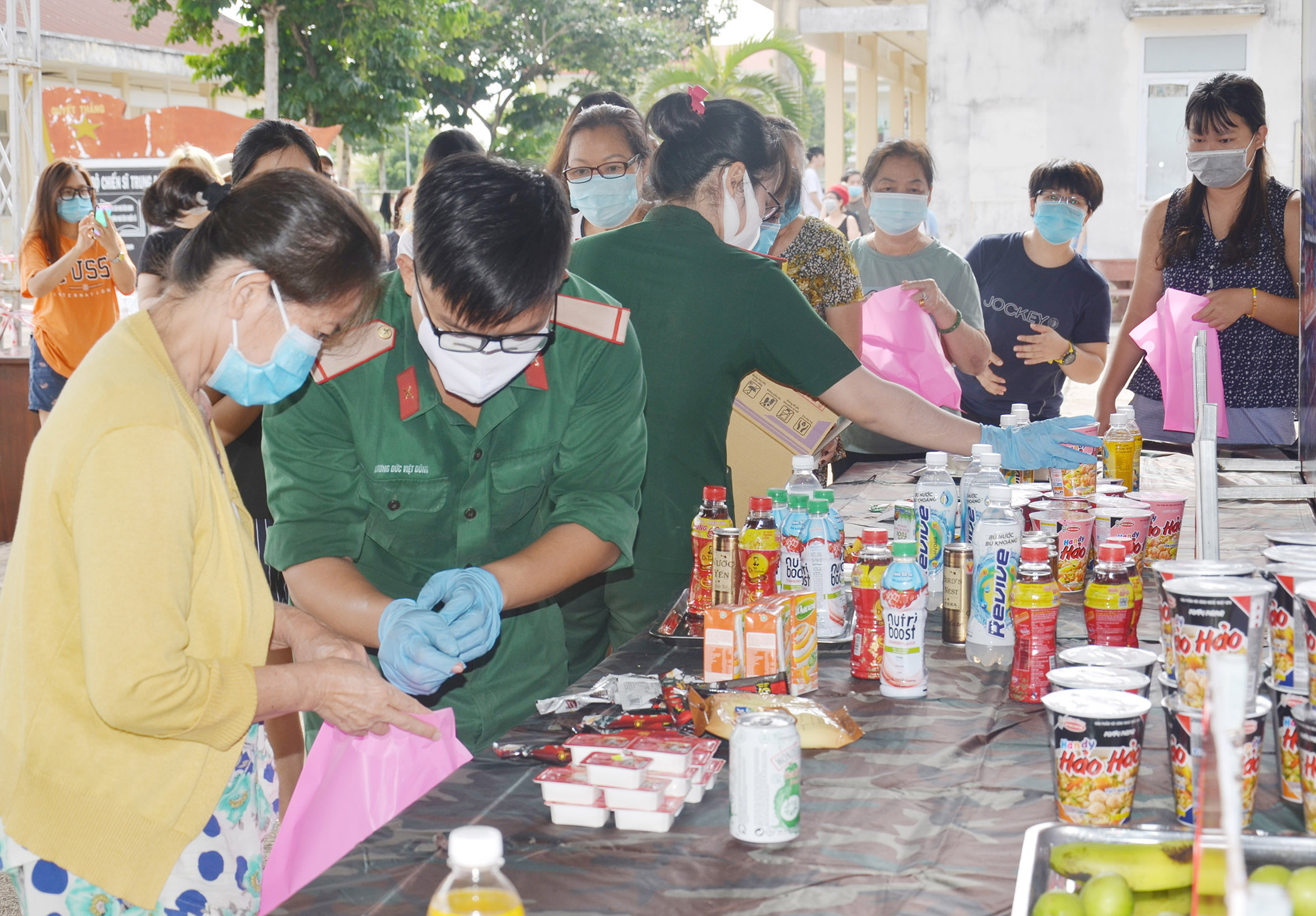 Cán bộ, chiến sĩ phát nhu yếu phẩm cho công dân cách ly tại Trung đoàn Minh Đạm.
