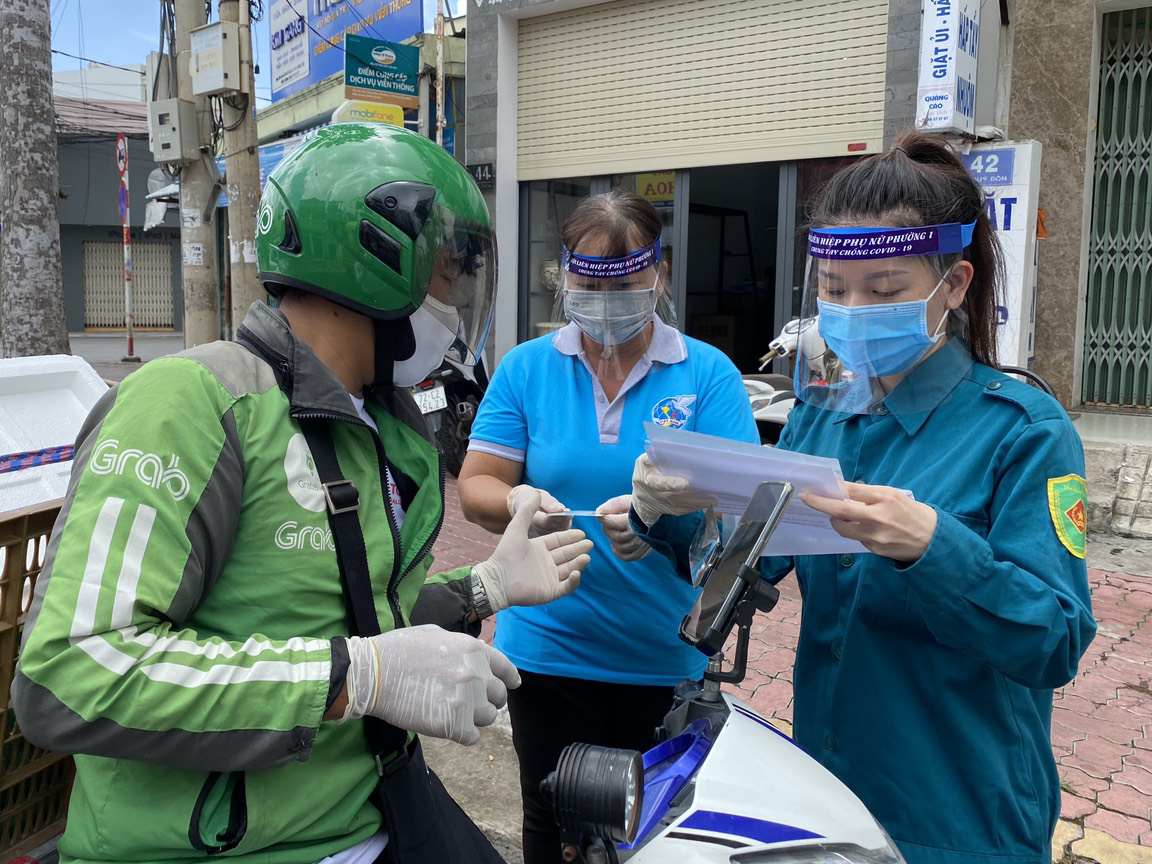 Lực lượng dân quân phường 1, TP. Vũng Tàu kiểm tra giấy đi đường của người dân trên đường Lê Quý Đôn.