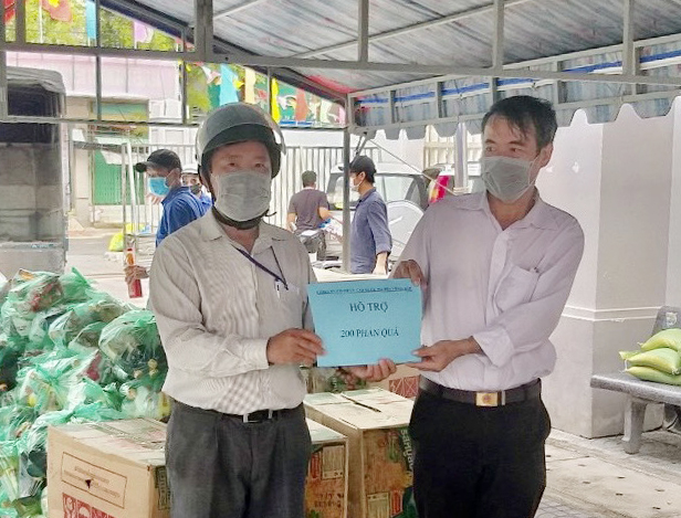 Đại diện UBMTTQ TT.Long Hải nhận 200 phần quà của BWACO. 