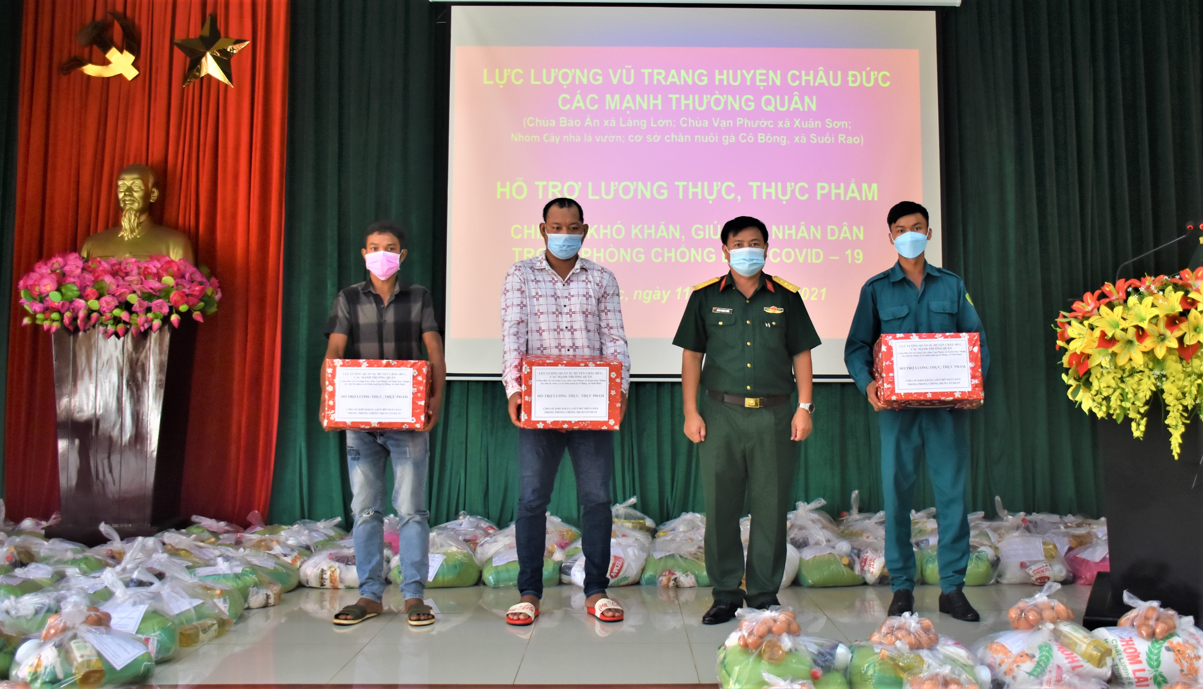 Đại diện Ban CHQS huyện Châu Đức trao quà cho chiến sĩ dân quân tự vệ và gia đình khó khăn tại chương trình. 