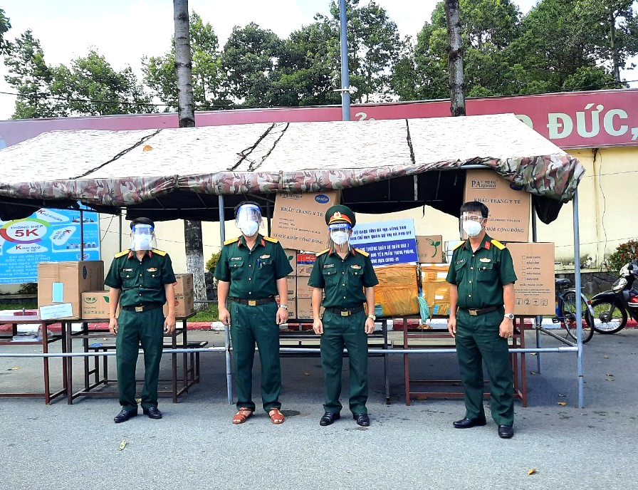 Đại diện Ban CHQS TX.Phú Mỹ trao nhu yếu phẩm thiết yếu và trang bị y tế cho Trường Quân sự Quân khu 7. 
