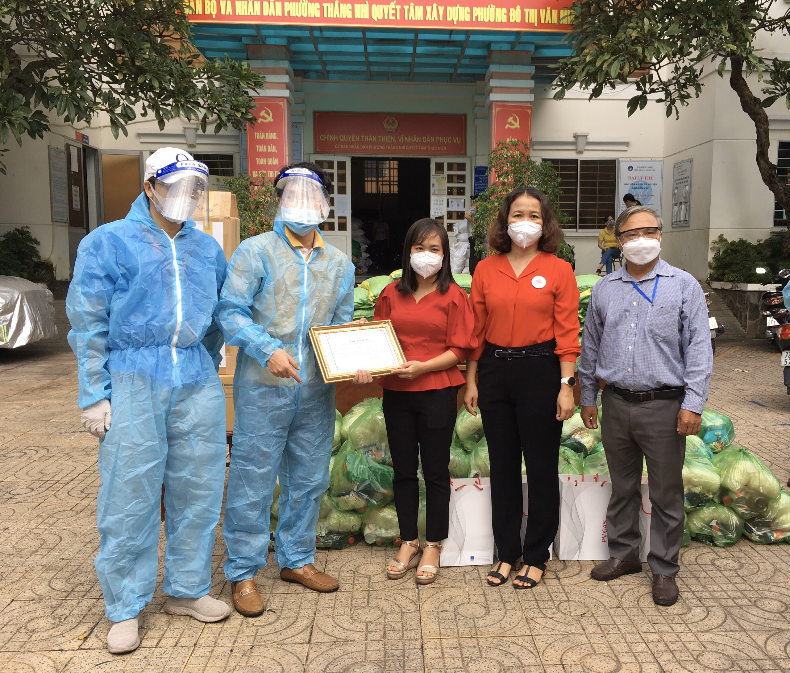 Bà Hà Thị Việt Bắc, Phó Chủ tịch Hội CTĐ tỉnh cùng đại diện Chi nhánh Tổng công ty Khí Việt Nam - CTCP - Công ty Dịch vụ Khí trao quà đại diện UBND phường Thắng Nhì.