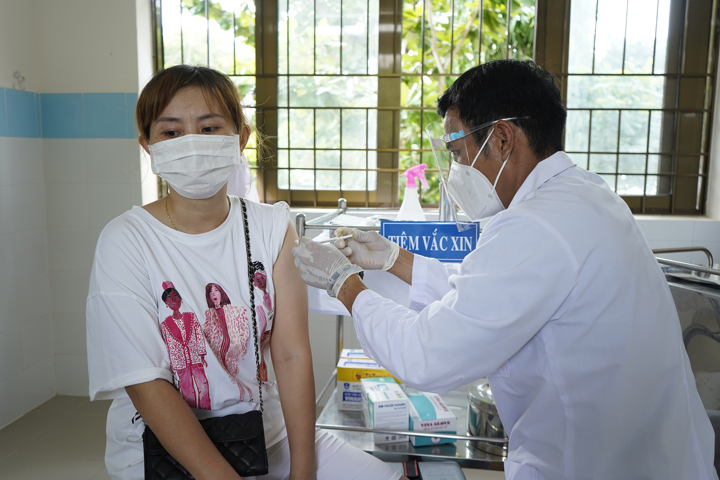 Nhân viên y tế tiêm vắc xin phòng COVID-19 mũi 2 cho người dân huyện Côn Đảo.