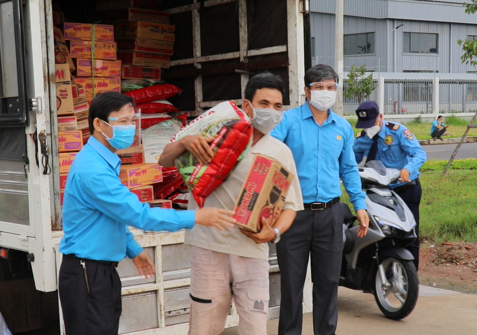 Ông Nguyễn Châu Trinh, Phó Chủ tịch LĐLĐ tỉnh trao quà cho người lao động.