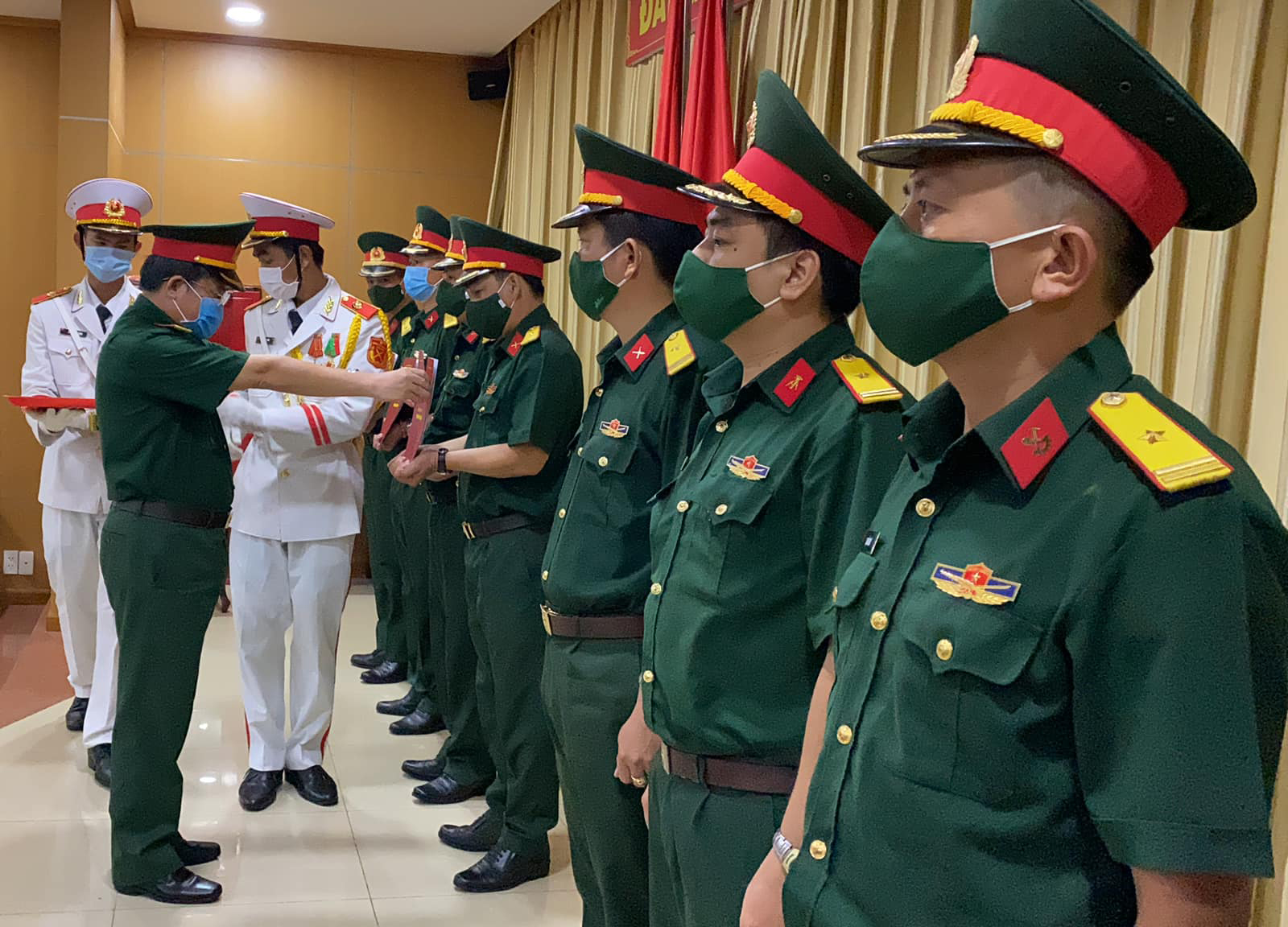 Đại tá Nguyễn Tâm Hùng, Chỉ huy trưởng Bộ CHQS tỉnh trao quyết định điều động 21 cán bộ, chiến sĩ.