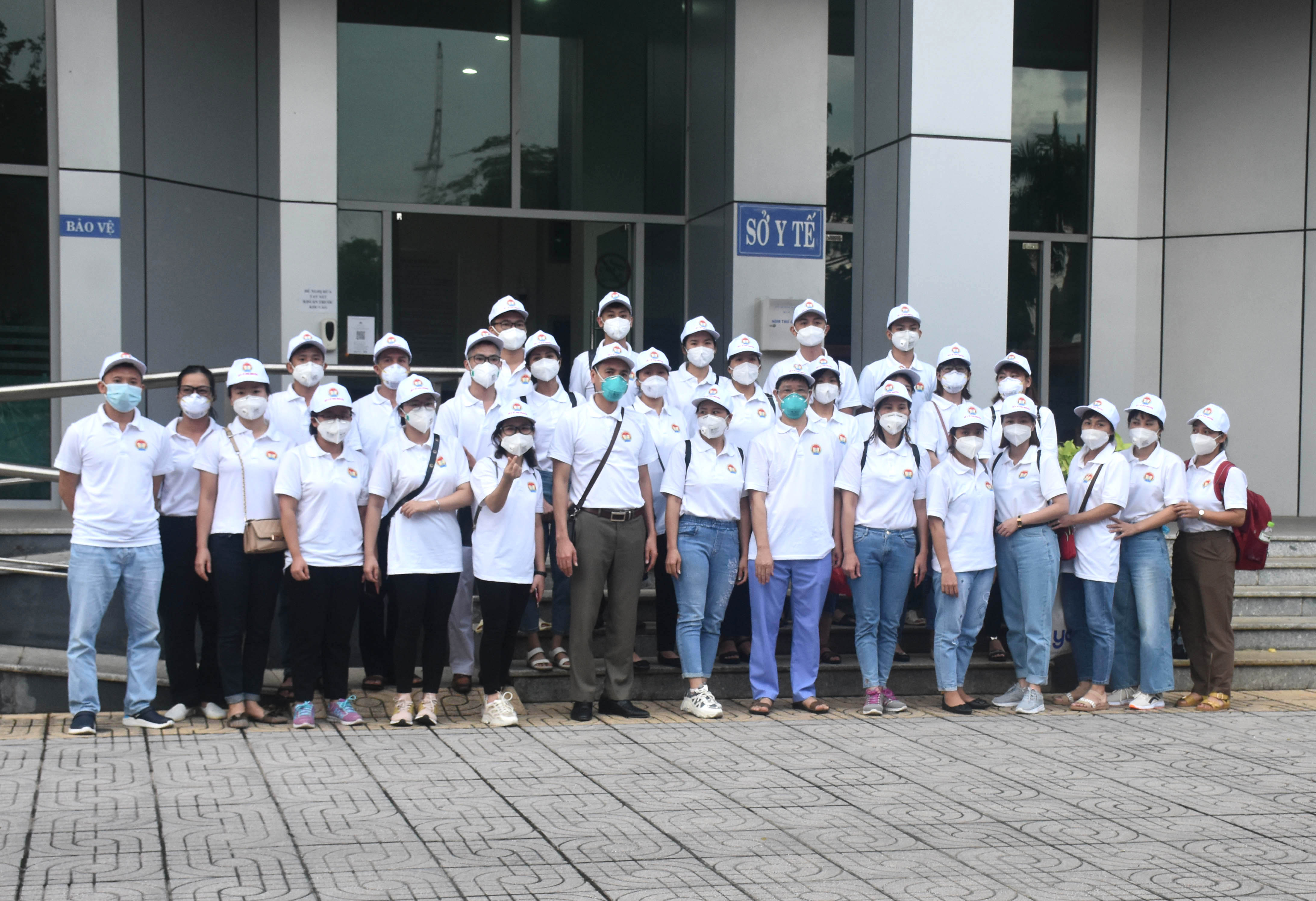 Đoàn y, bác sĩ tỉnh Thái Nguyên có mặt tại Sở Y tế tỉnh, sẵn sàng nhận nhiệm vụ.
