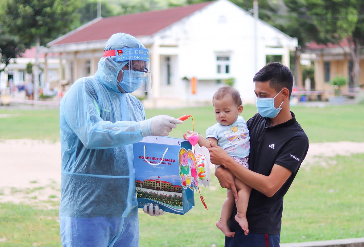 Lực lượng vũ trang tỉnh tặng quà cho công dân đang cách ly phòng chống dịch COVID-19 tại Trung đoàn Minh Đạm.
