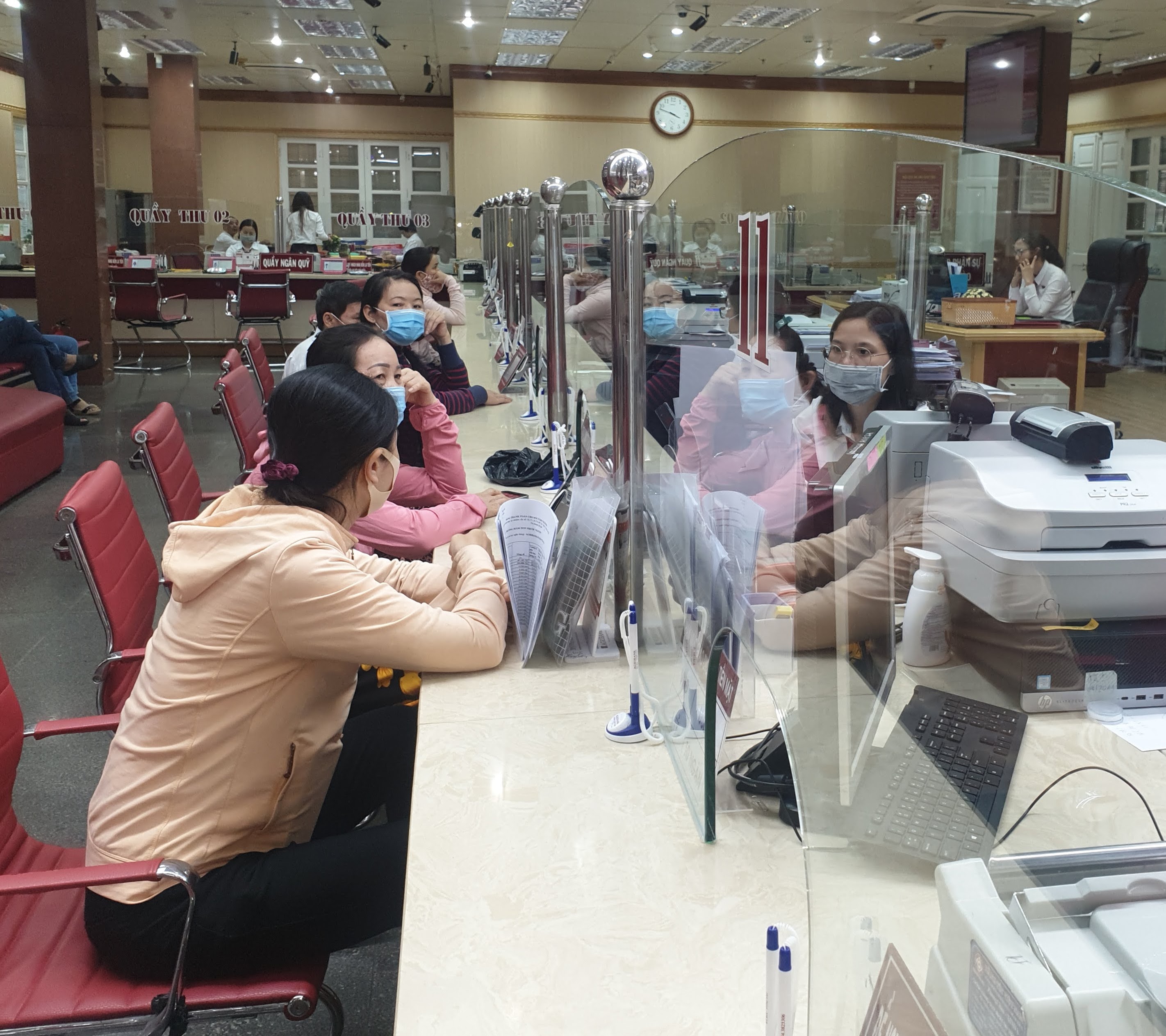 Khách hàng giao dịch tại Agribank, Chi nhánh BR-VT.