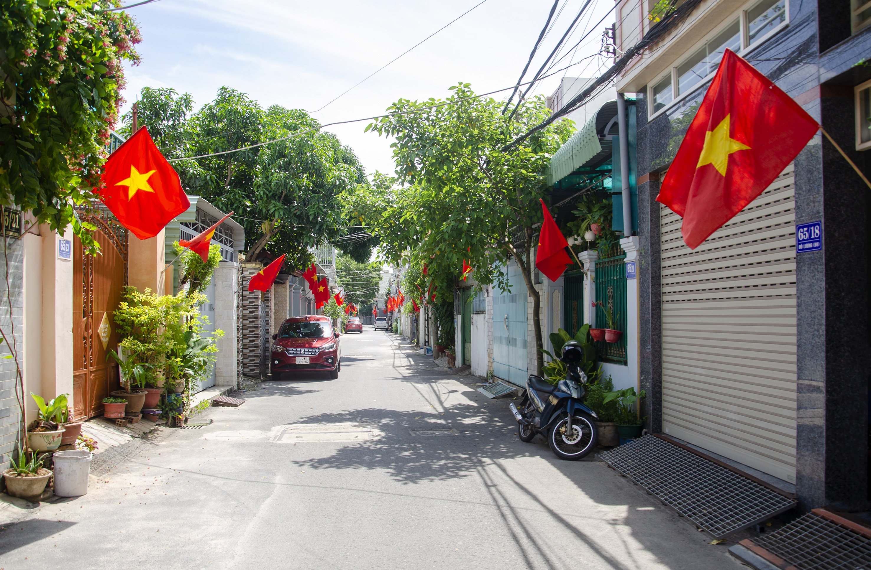 Người dân TP.Vũng Tàu treo cờ Tổ quốc biểu thị quyết tâm đẩy lùi dịch bệnh.
