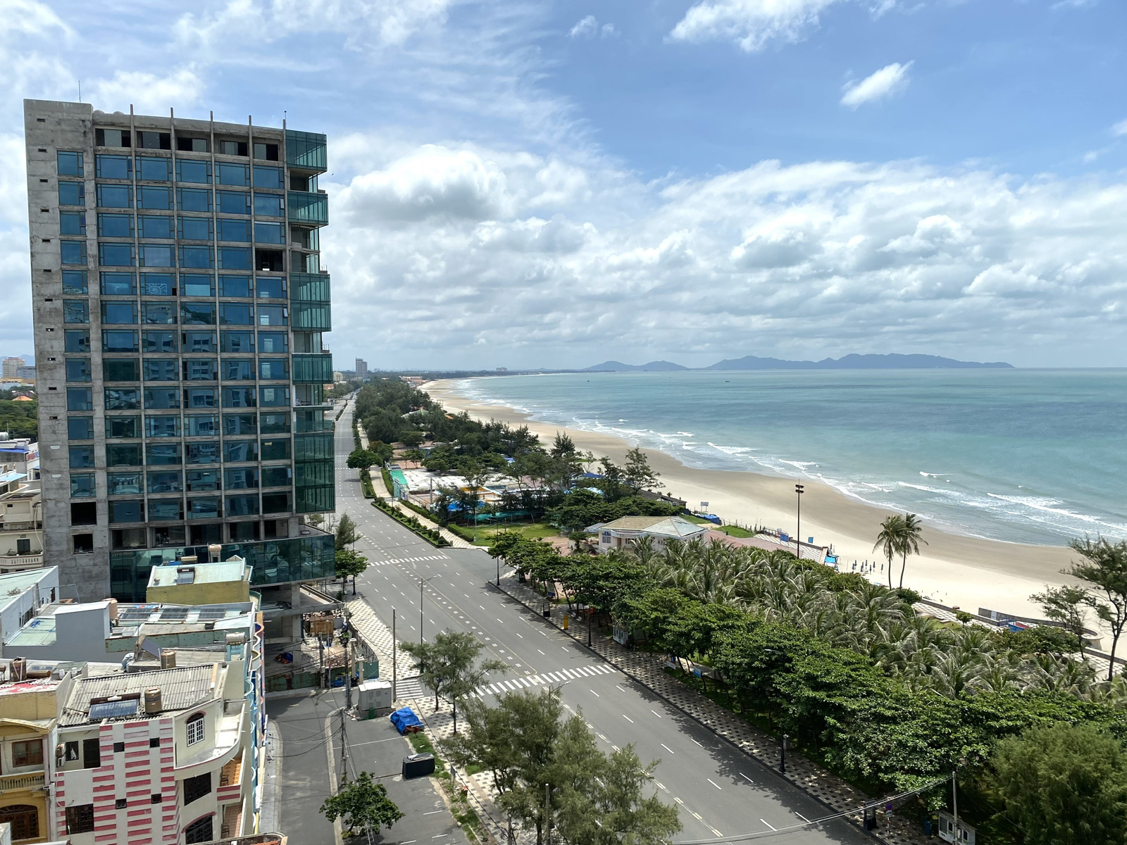 Vũng Tàu nằm trong top 10 điểm đến được tìm kiếm nhiều nhất từ đầu năm đến nay.  Trong ảnh: Bãi Sau vắng lặng những ngày giãn cách xã hội theo Chỉ thị 16.