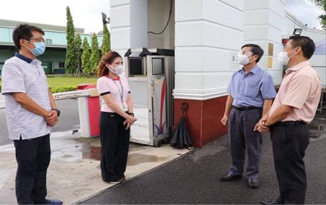 Lãnh đạo UBMTTQ Việt Nam tỉnh và LĐLĐ tỉnh thăm hỏi, động viên người lao động tại Công ty TNHH Eclat Fabrics Việt Nam.