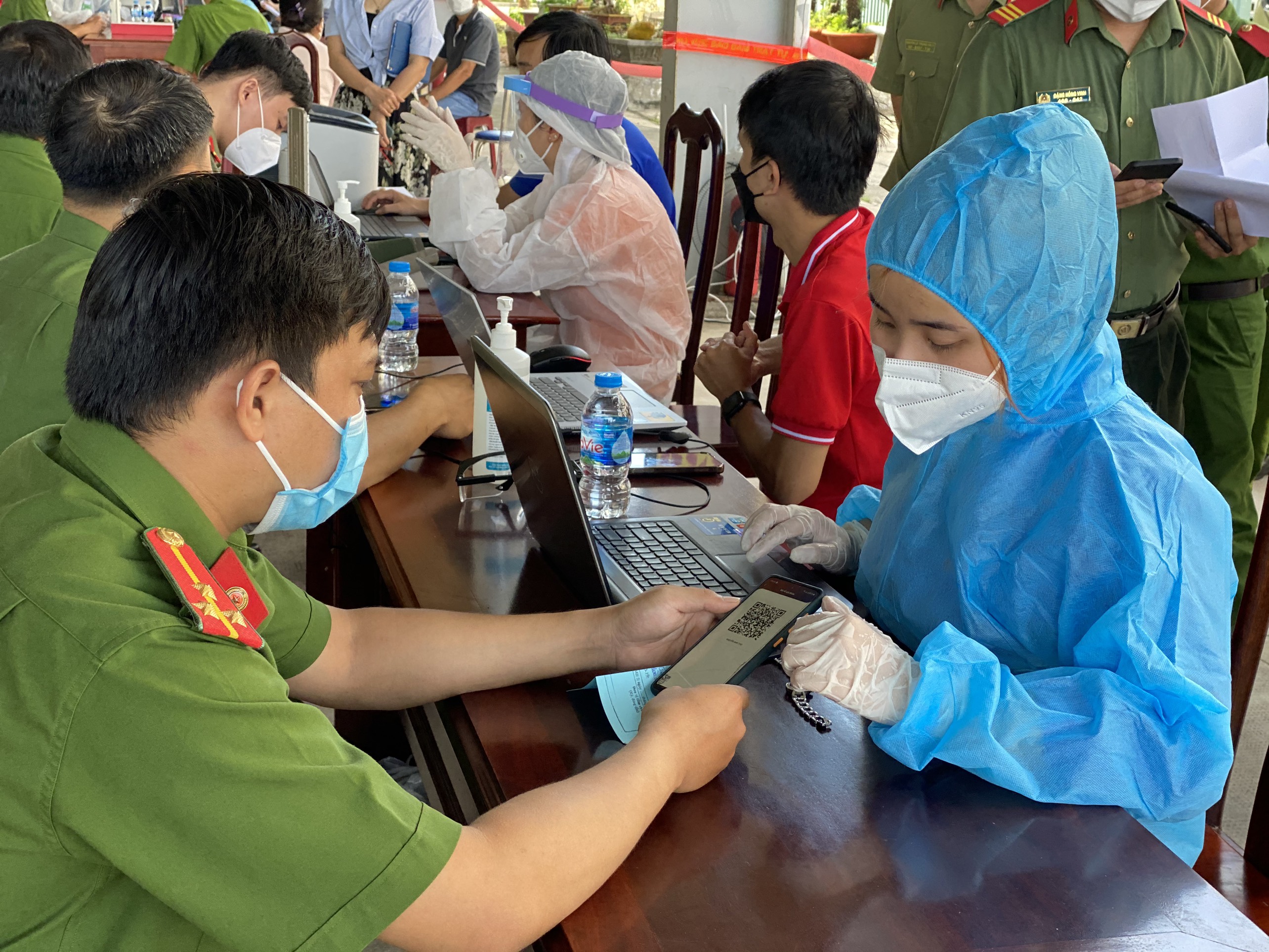 Người được tiêm vắc xin sử dụng ứng dụng “Sổ sức khỏe điện tử” để khai báo trước khi tiêm.