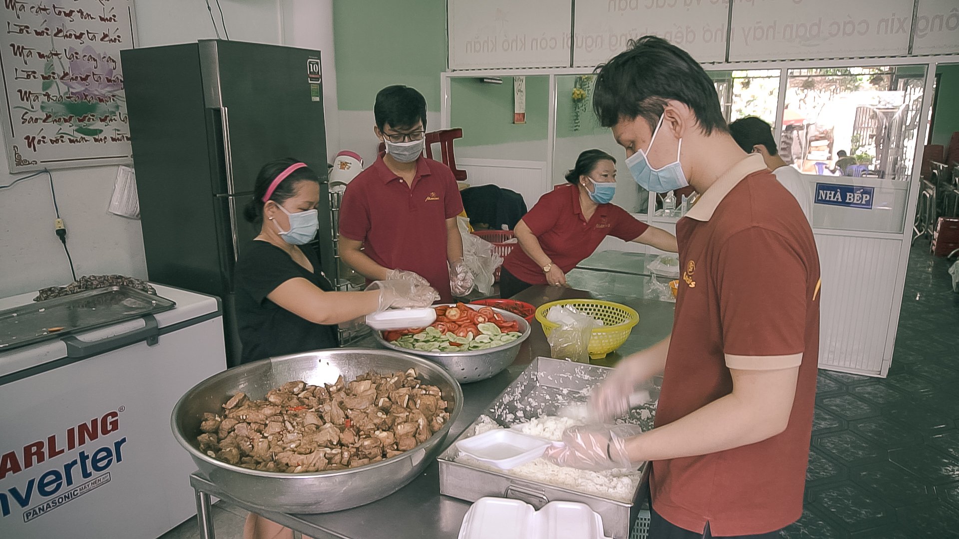 Chuẩn bị các phần cơm tại nhà hàng cơm 2000.