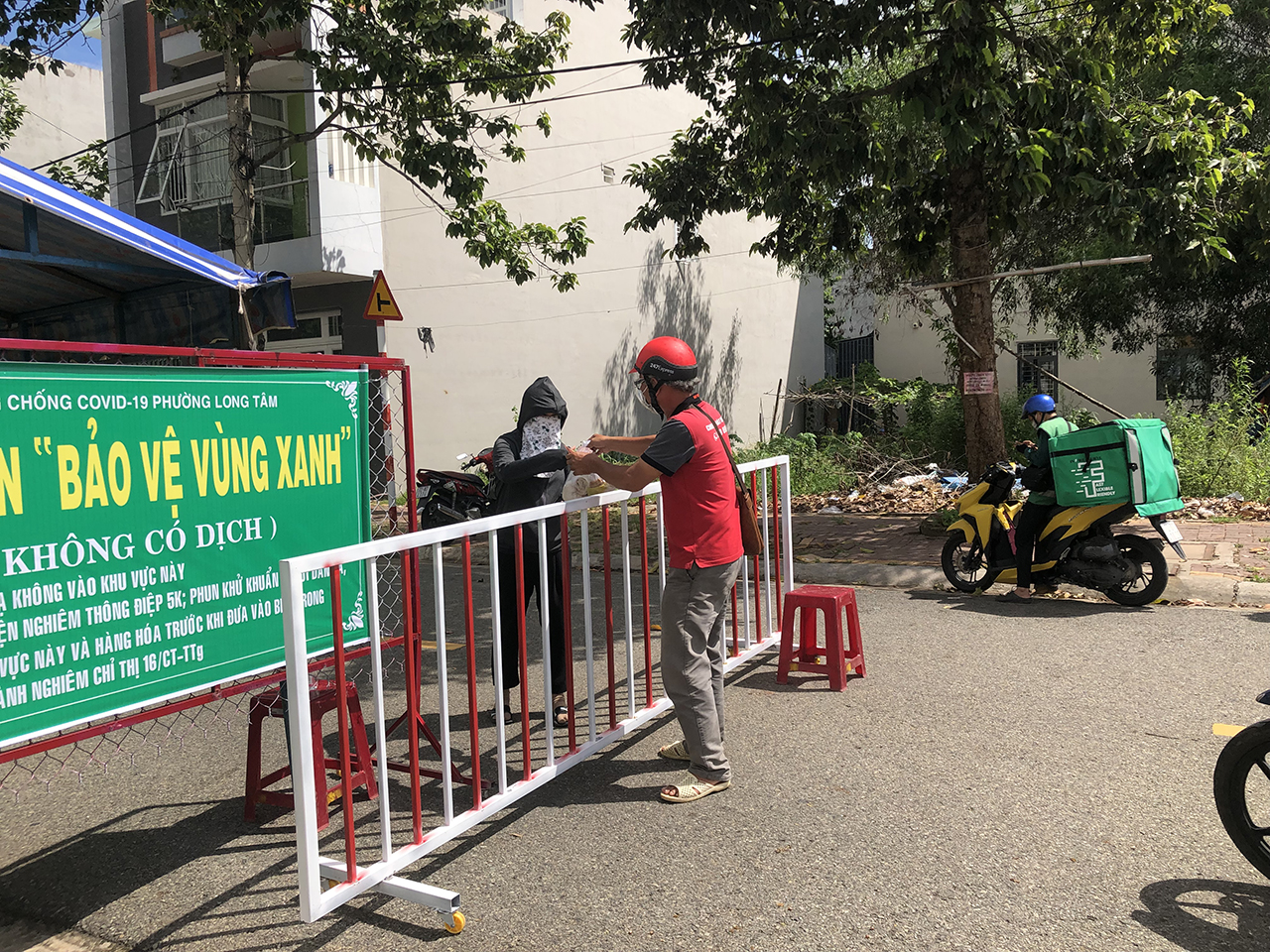 Đặt hàng online tạo điều kiện cho người dân hạn chế ra ngoài, tránh tiếp xúc đông người. Ảnh chụp tại chốt “Bảo vệ vùng xanh” phường Long Tâm (TP.Bà Rịa).