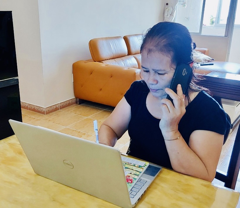 Bà Ngô Thị Nga, thành viên tổ tư vấn sức khỏe liên quan đến COVID-19 TP. Vũng Tàu mỗi ngày nhận hàng chục cuộc điện thoại tư vấn sức khỏe cho người dân liên quan đến COVID-19.