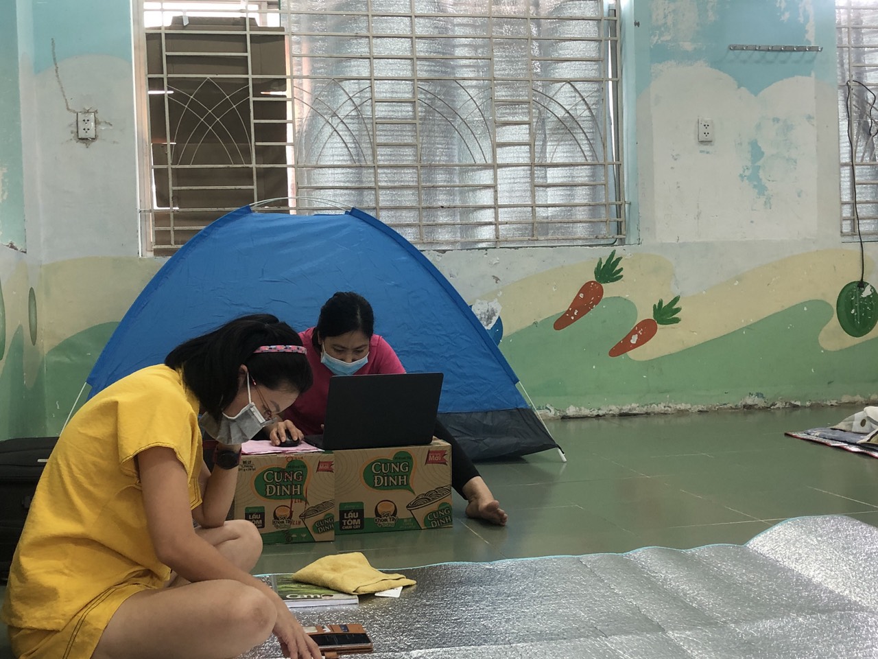 Công nhân Nhà máy Đạm Phú Mỹ sinh hoạt tại lều khi thực hiện 
