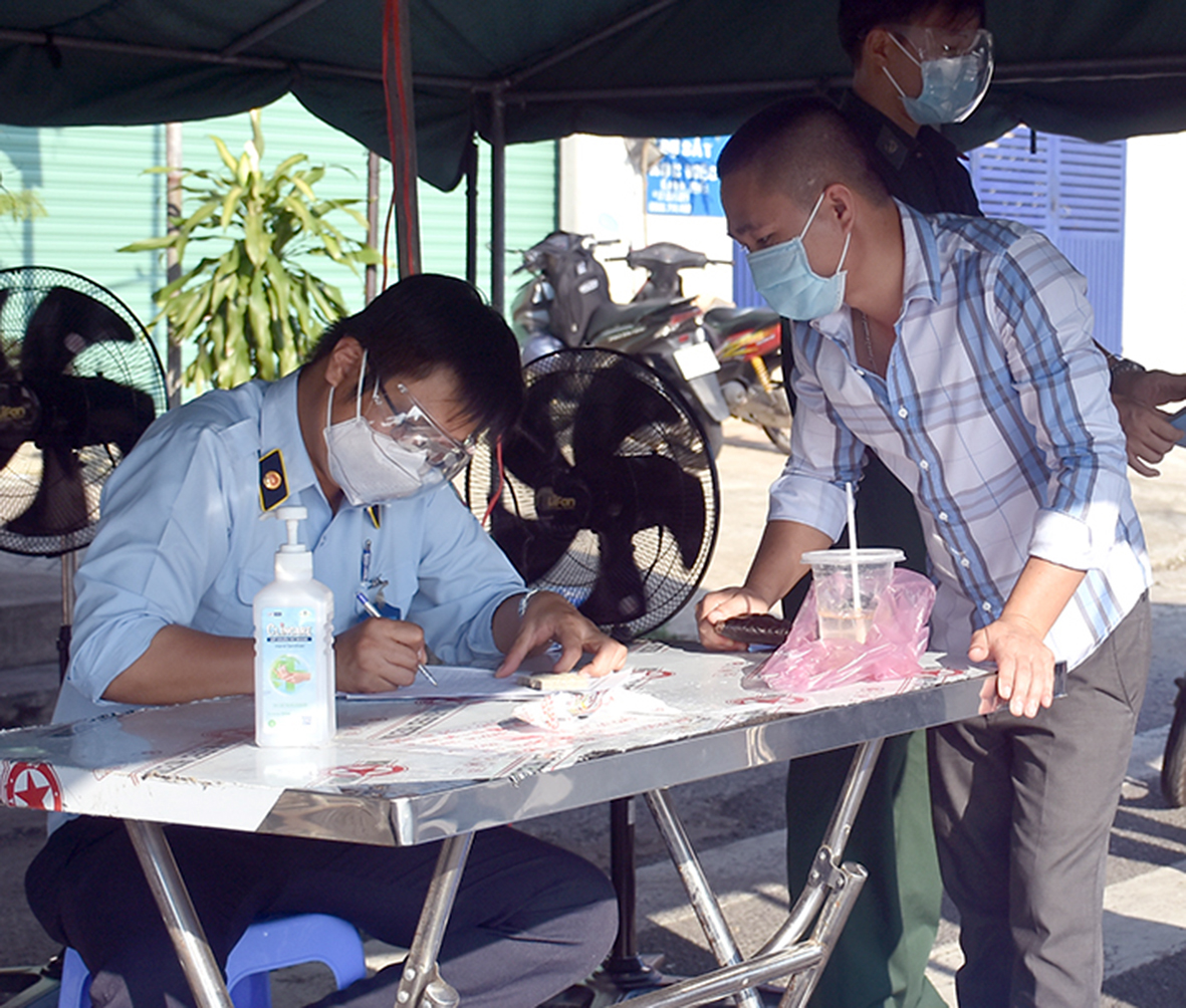 Người điều khiển phương tiện vào chốt kiểm tra tại cầu Cỏ May, phường 12, TP. Vũng Tàu để khai báo. Ảnh chụp chiều ngày 16/8.