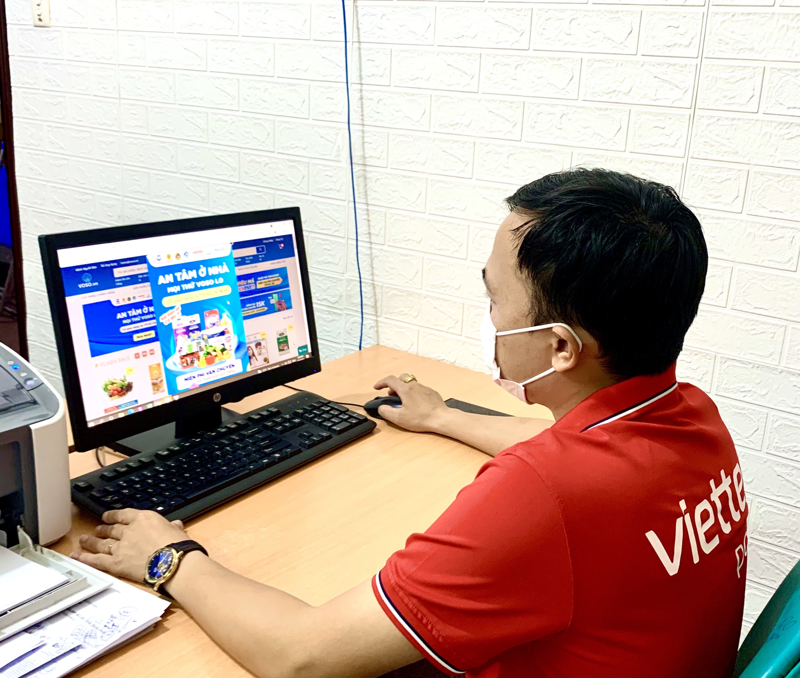 Nhân viên Viettel Post nhận đơn của khách hàng tại BR-VT qua sàn thương mại Voso.vn.