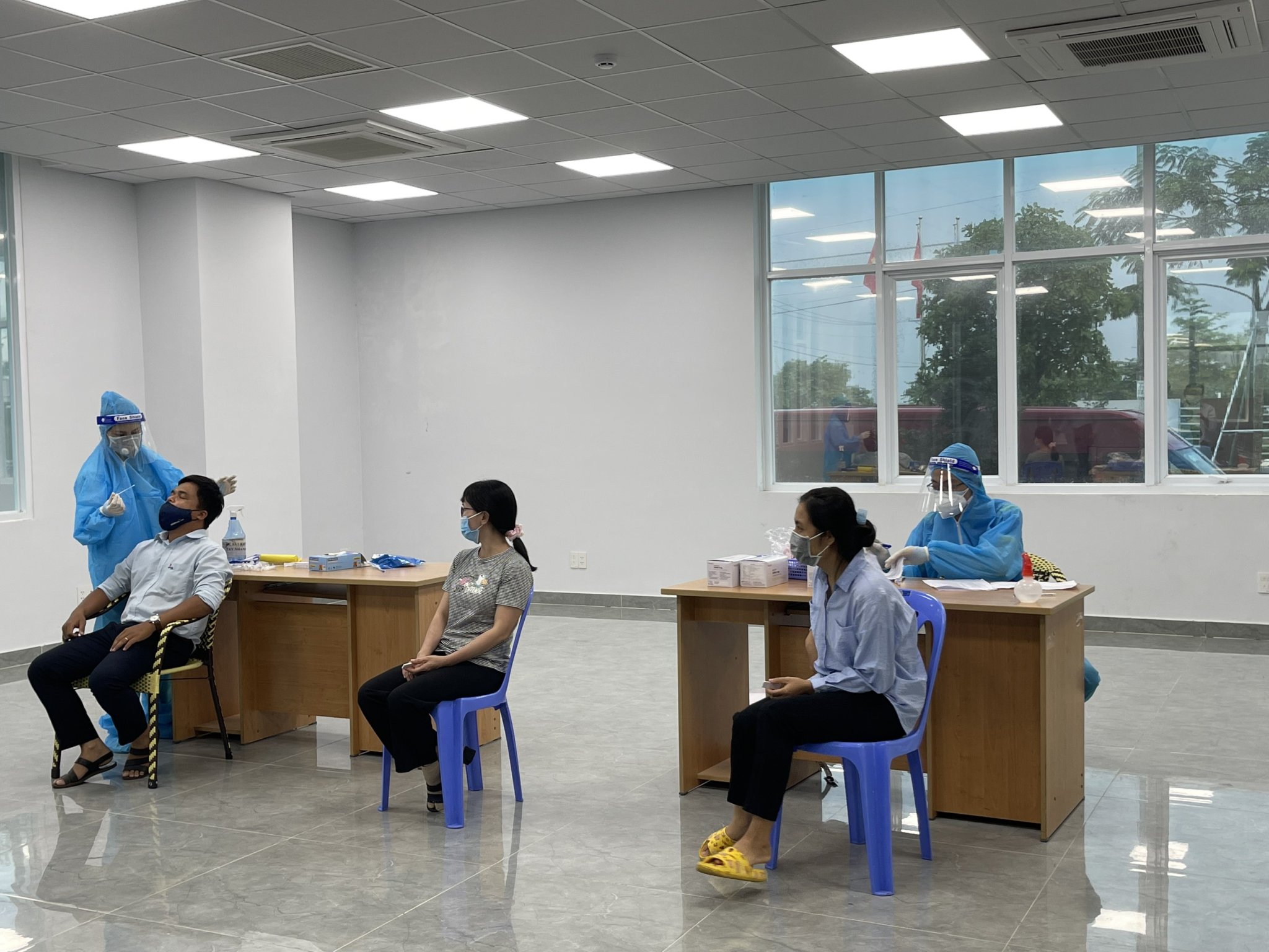 Chi phí test COVID-19 cho người lao động 3 ngày/lần gây nhiều áp lực cho DN. Trong ảnh: Nhân viên y tế lấy mẫu test nhanh COVID-19 cho người lao động tại Công ty CP KCN Tín Nghĩa - Phương Đông.