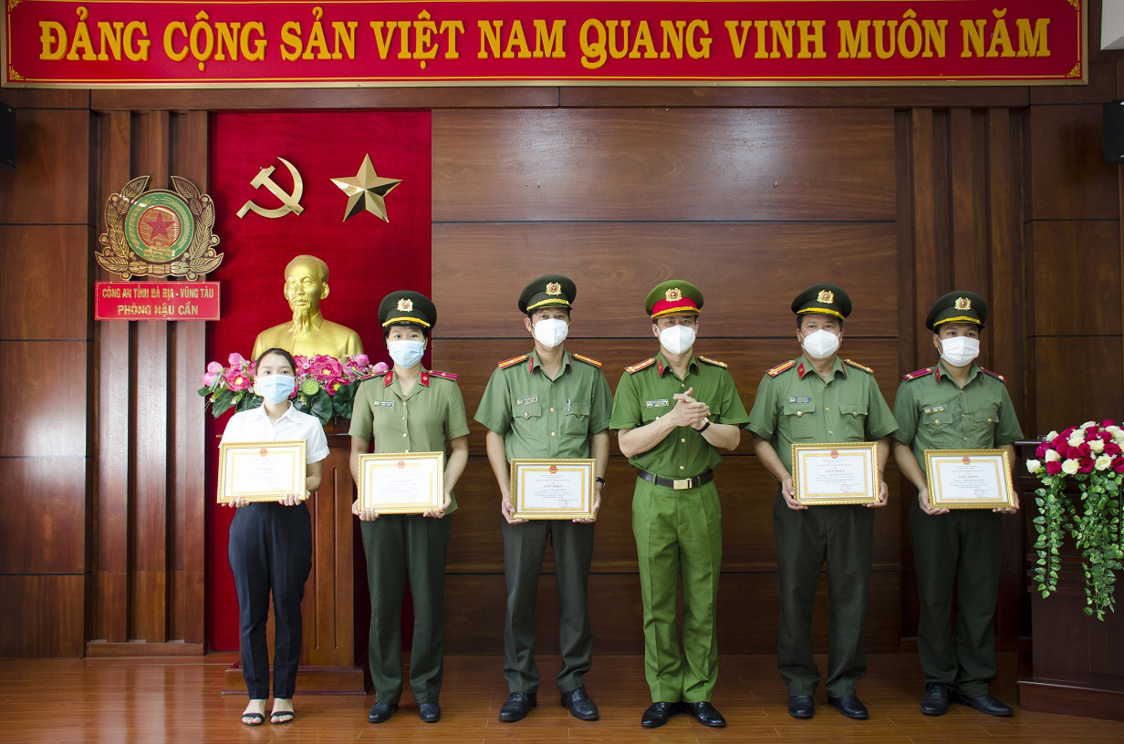 Đại tá Nguyễn Anh Hùng, Phó Giám đốc Công an tỉnh trao giấy khen cho cá nhân thuộc phòng hậu cần có thành tích xuất sắc trong phòng chống dịch.