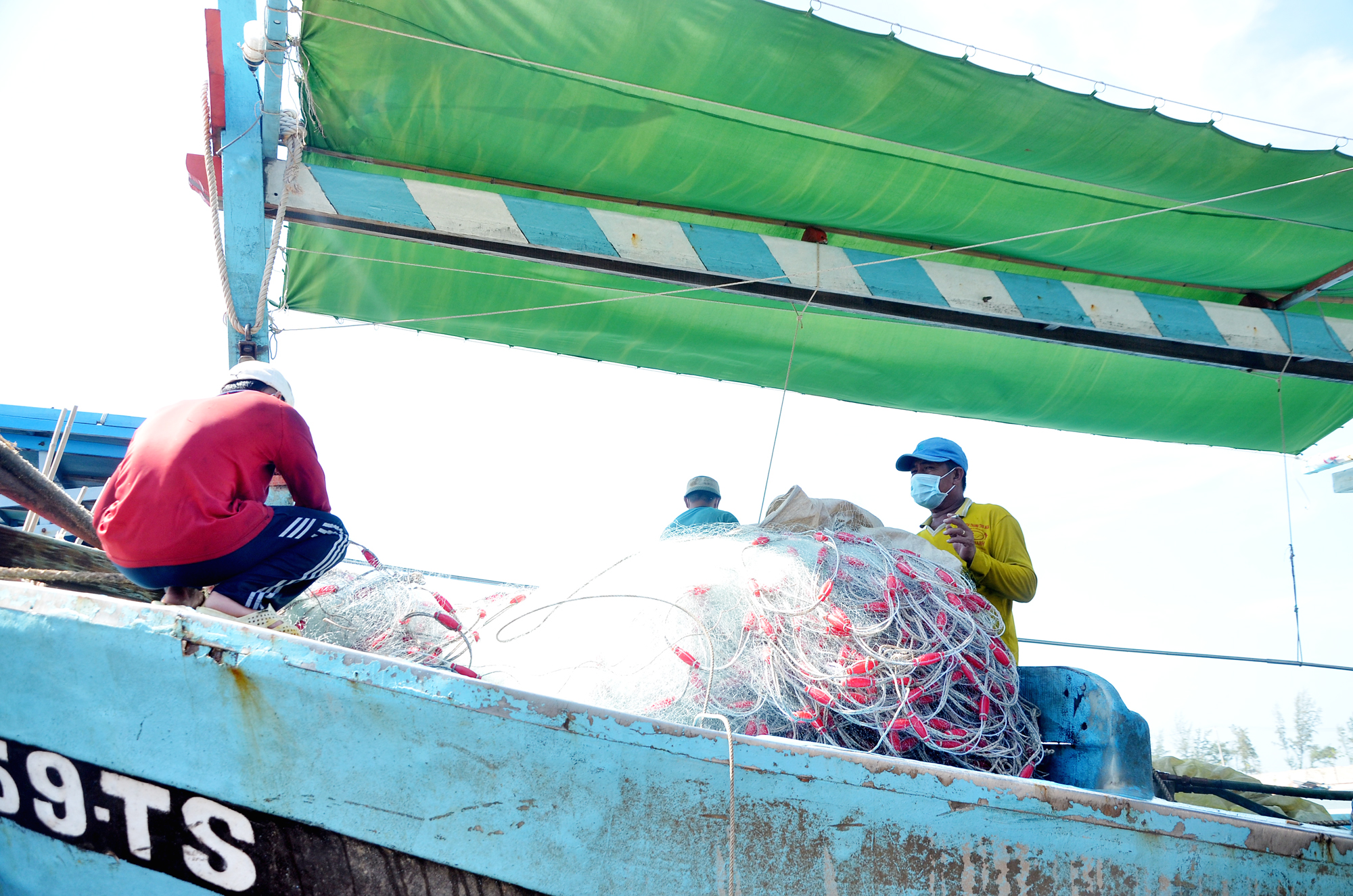 Chỉ những tàu nào đủ điều kiện an toàn phòng chống dịch mới được ra khơi. Trong ảnh: Ngư dân Lộc An chuẩn bị ngư lưới trước chuyến biển. (ảnh minh họa).
