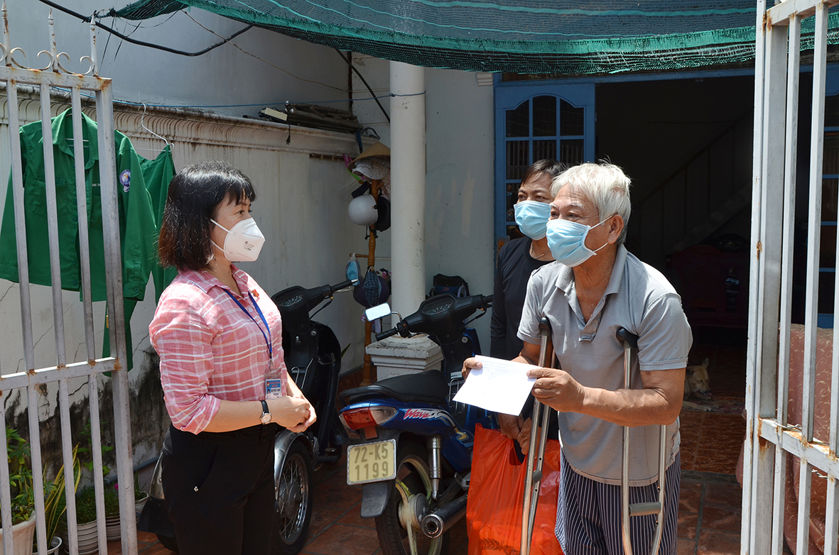 Bà Mai Ngọc Oanh, Chủ tịch UBMTTQ Việt Nam TP.Vũng Tàu ủy tặng quà, động viên ông Lê Ngọc Quang (100/42/21, Bình Giã, phường 8, TP.Vũng Tàu). Ảnh: MINH THANH